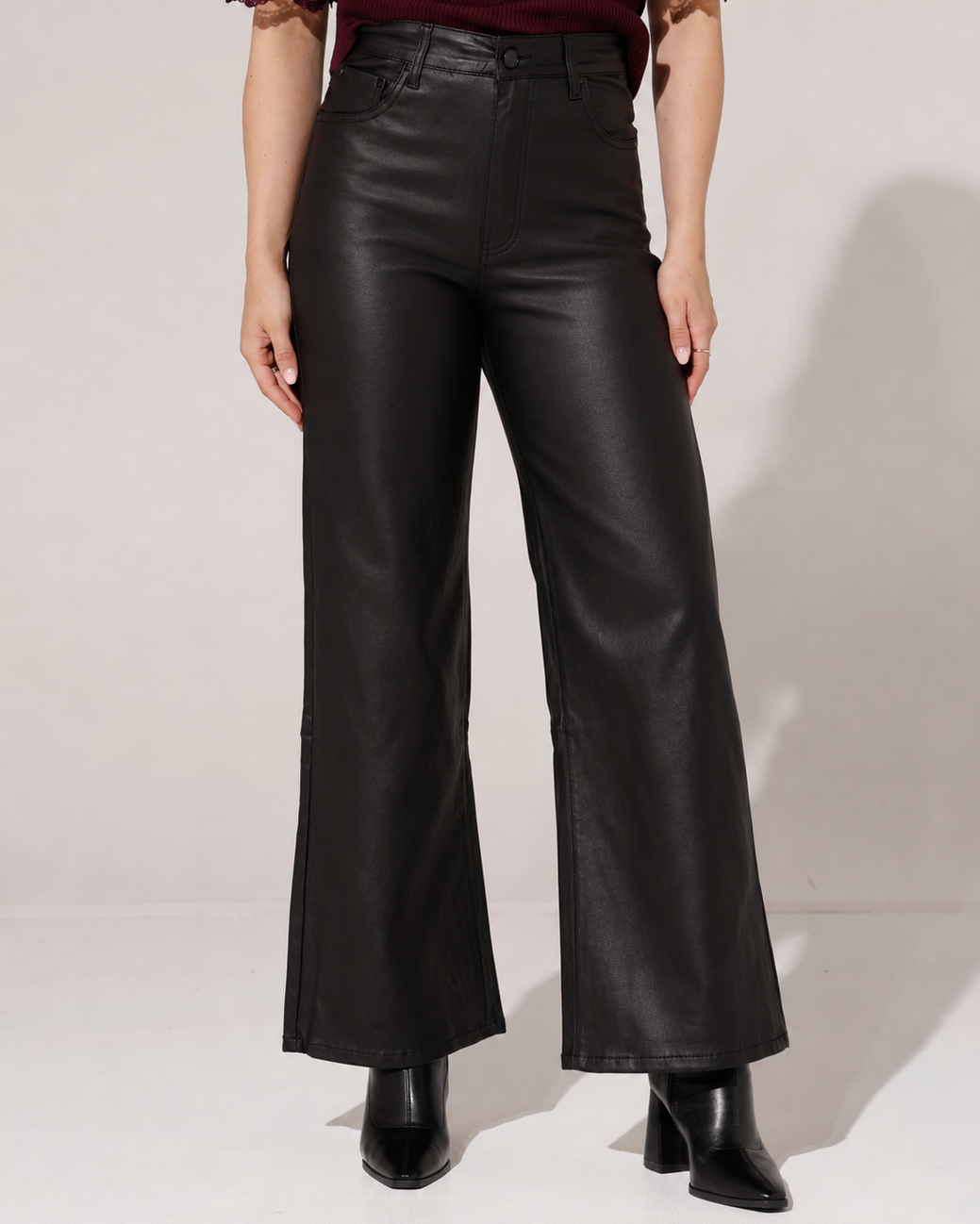 Ana & Lucy | Leatherlook wide leg broek Corinne Zwart