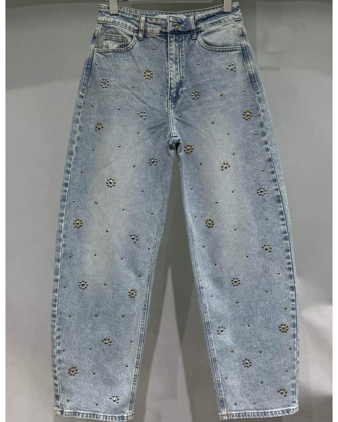 Barrel jeans dames met studs voorkant Queen Hearts