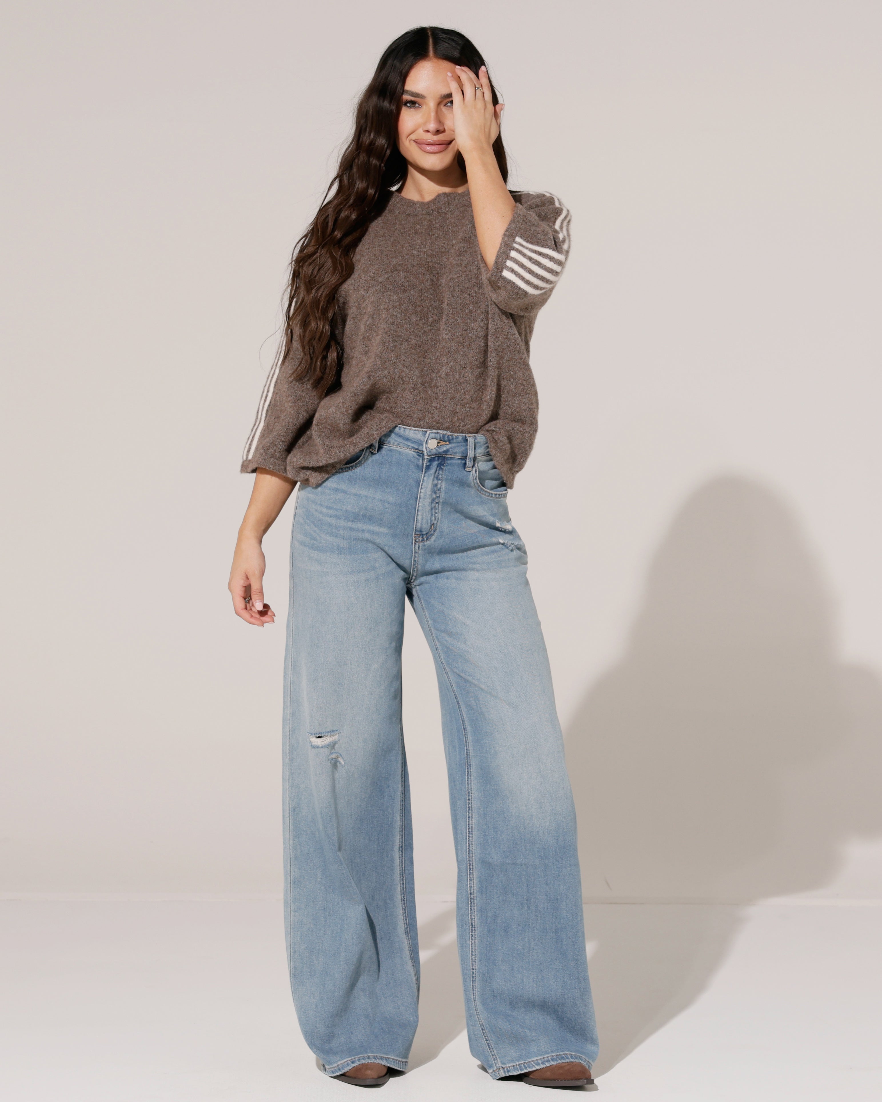 Model draagt een destroyed Wide leg jeans van Queen Hearts