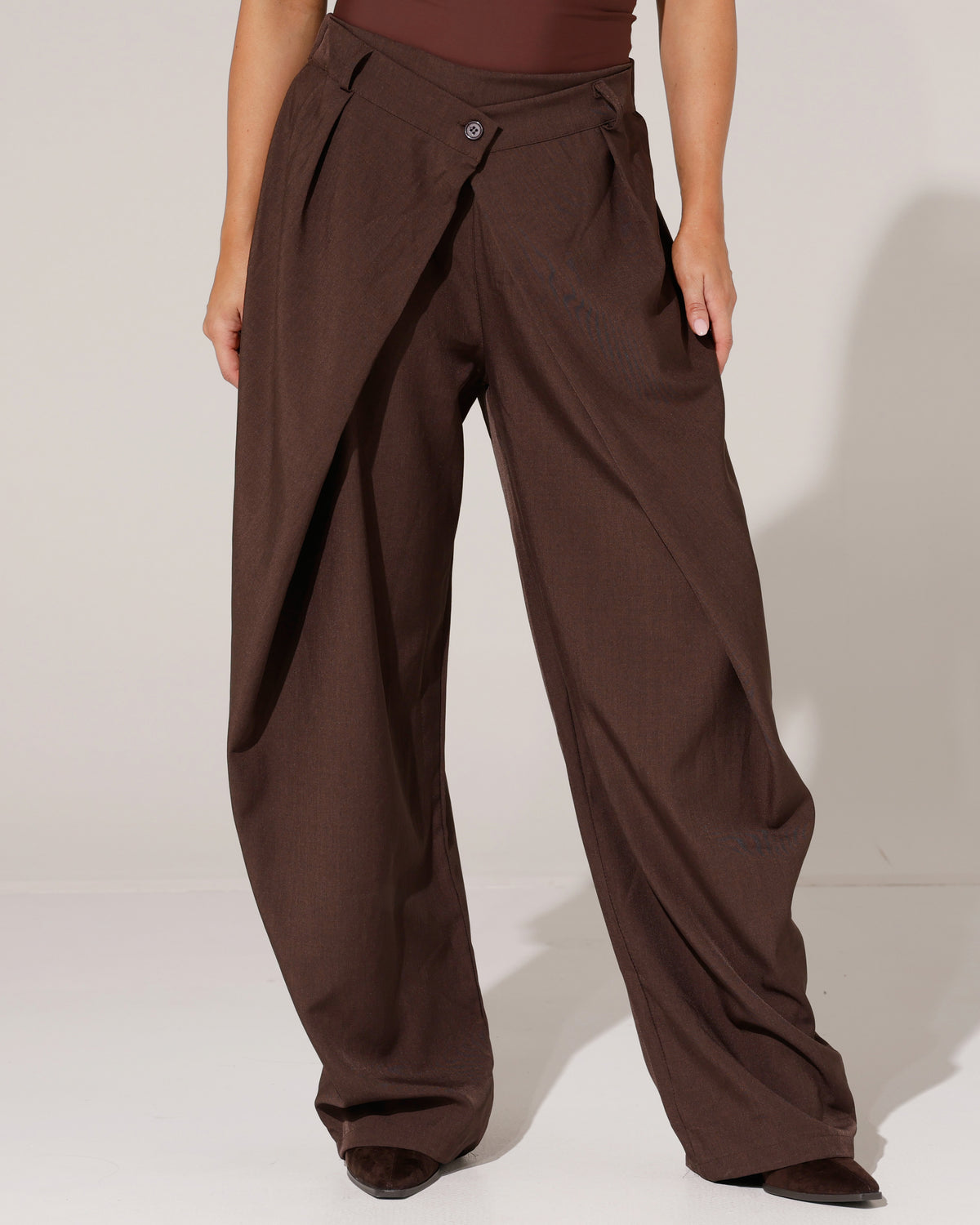 Pantalon met overslag detail Tamar Donkerbruin