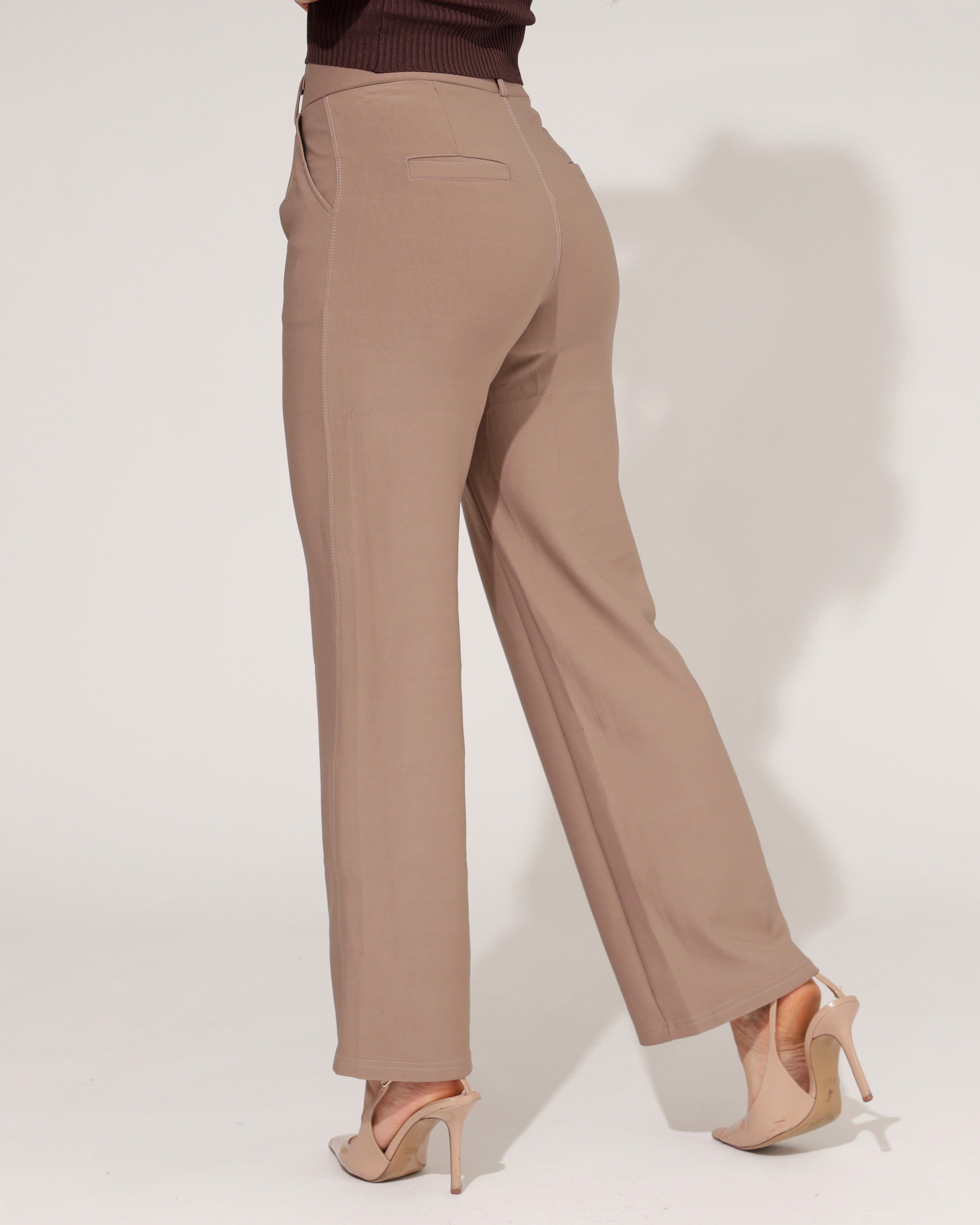 Wijde broek dames taupe met steekzakken en rechte pijpen - zijkant