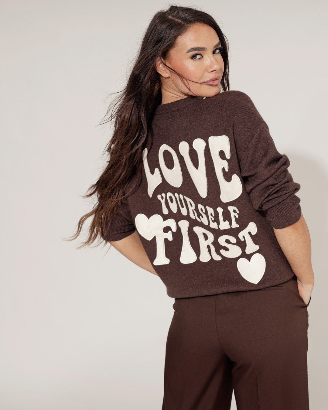 Trui Love Yourself Donkerbruin