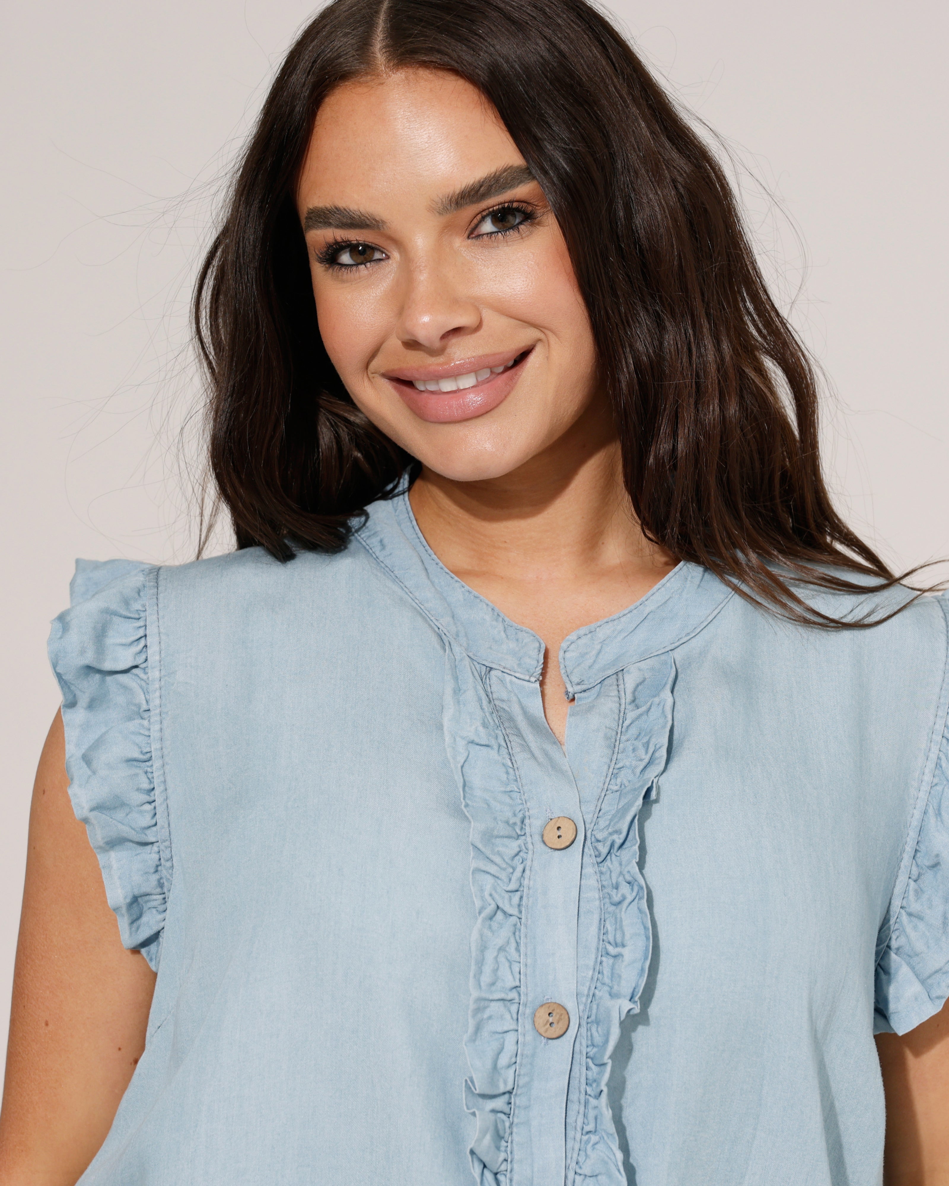 Denim-look blouse met ruffle mouw Fenna Lichtblauw
