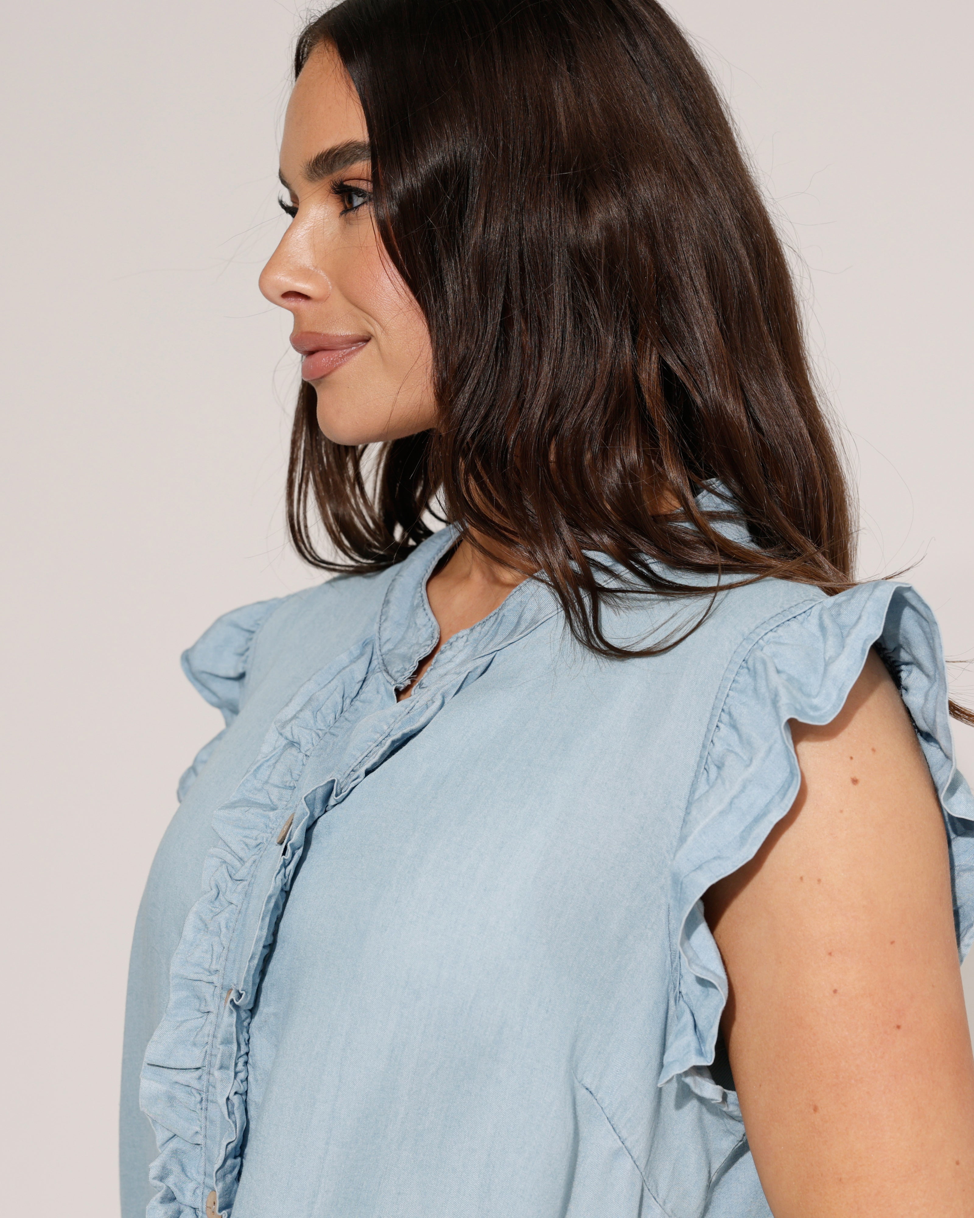 Denim-look blouse met ruffle mouw Fenna Lichtblauw