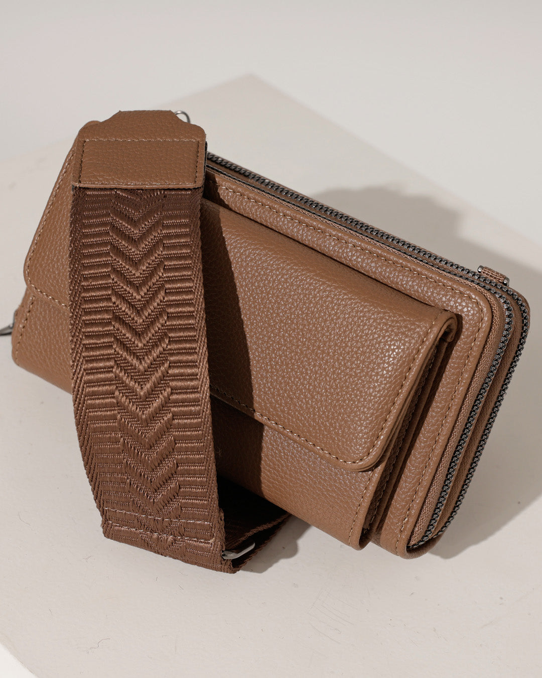 Schouder- telefoontas Nance Bruin