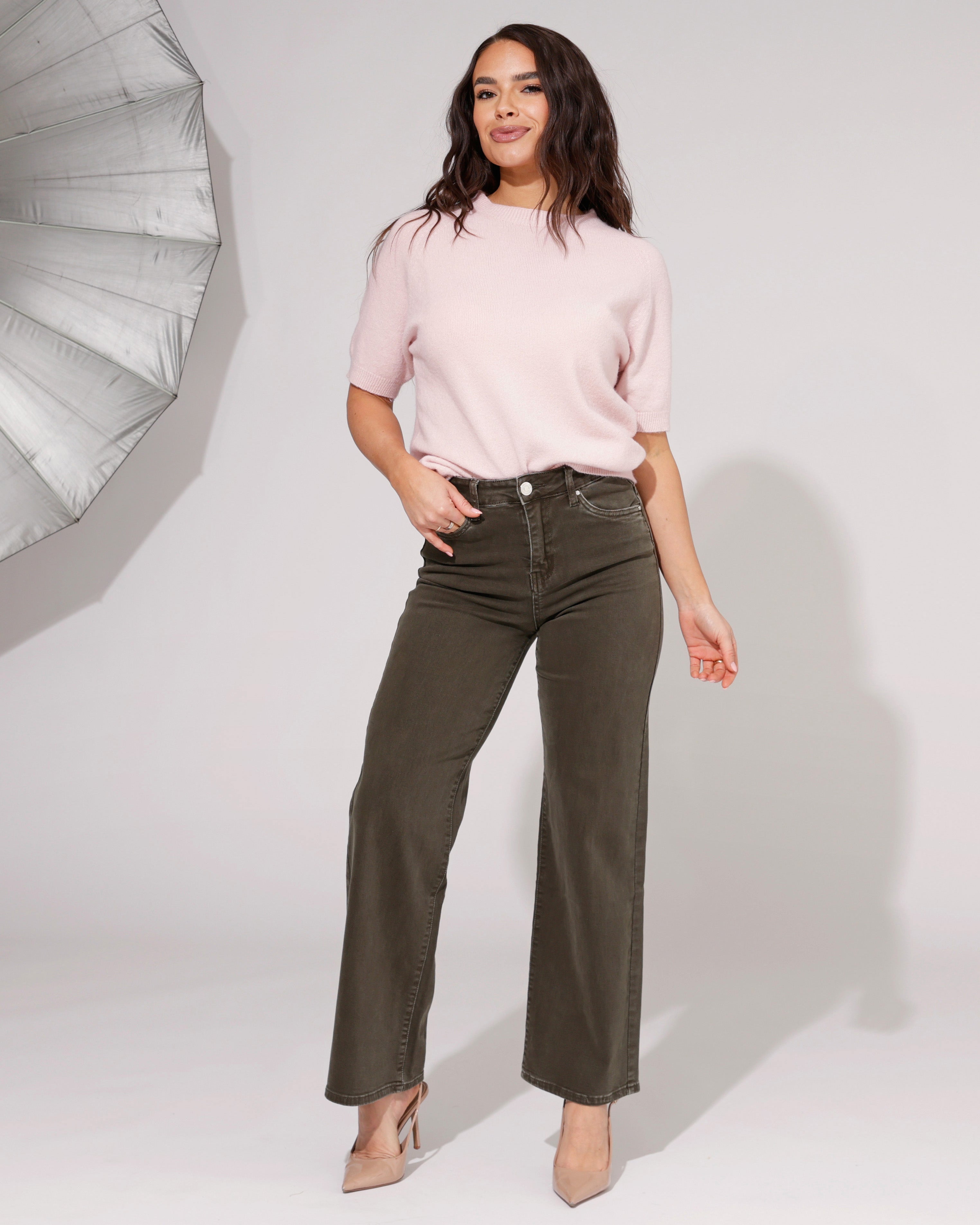 Goodies wide leg jeans ES-13 donkergroen voorkant dames op model