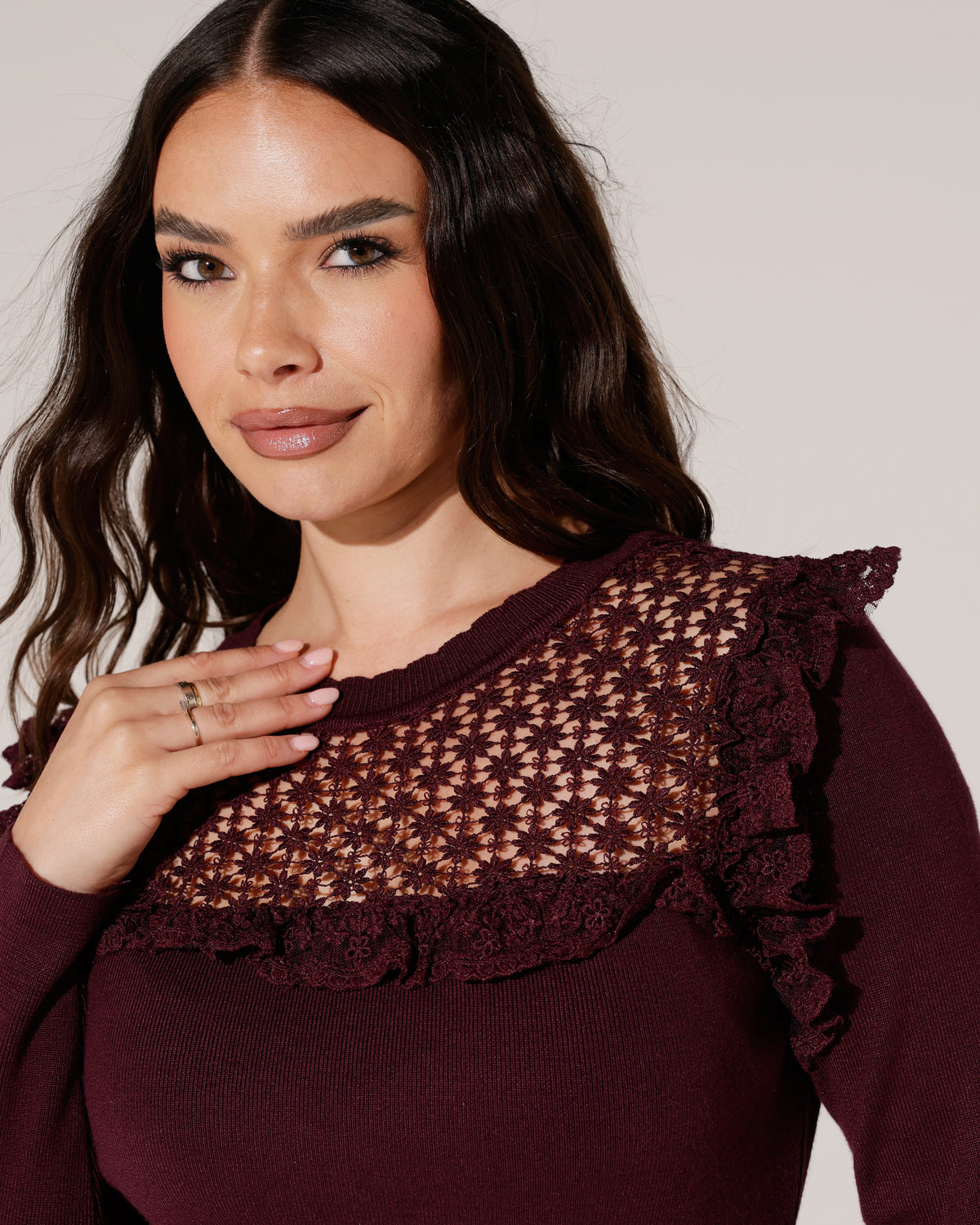 Top met opengewerkte hals en rushes Livina Aubergine