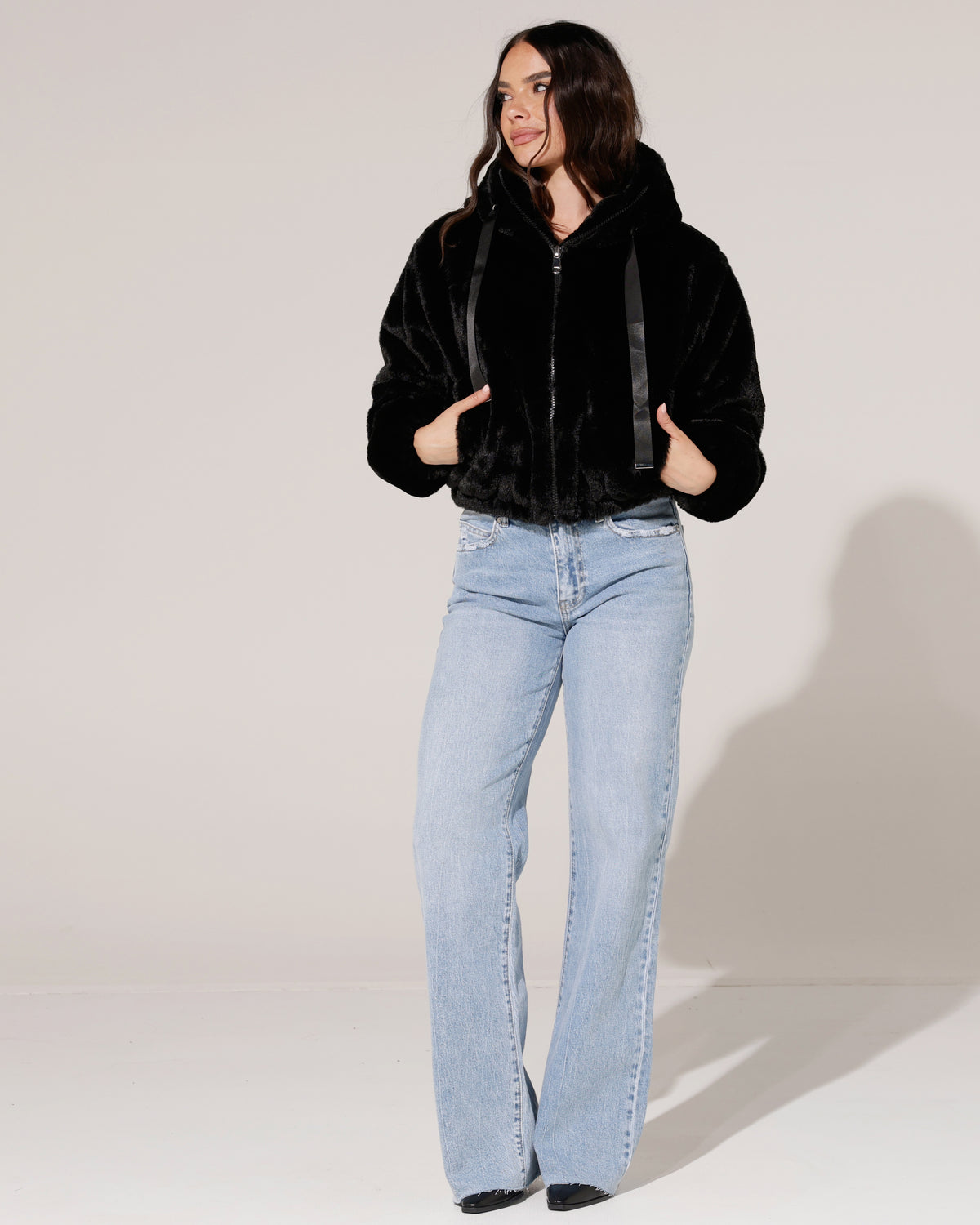 Fake fur jacket met capuchon Romy Zwart