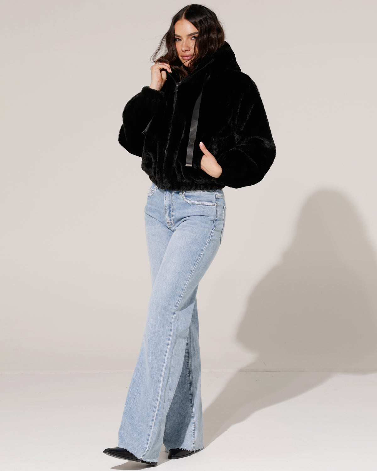Fake fur jacket met capuchon Romy Zwart