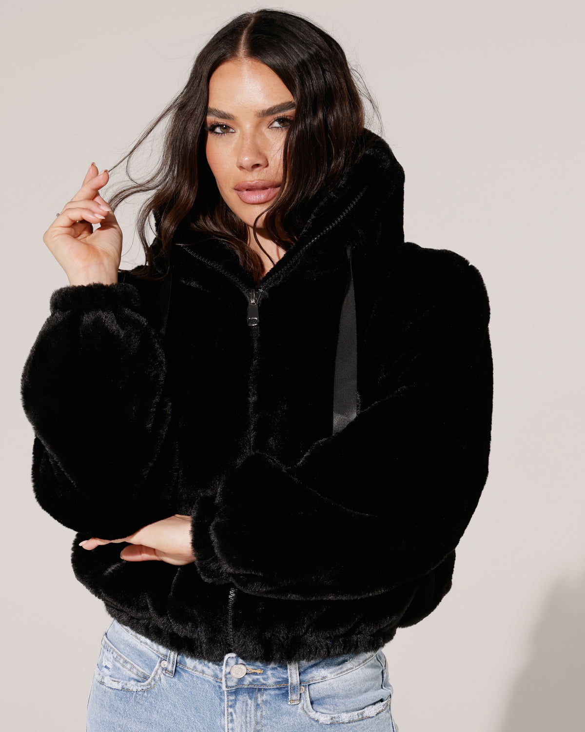 Fake fur jacket met capuchon Romy Zwart