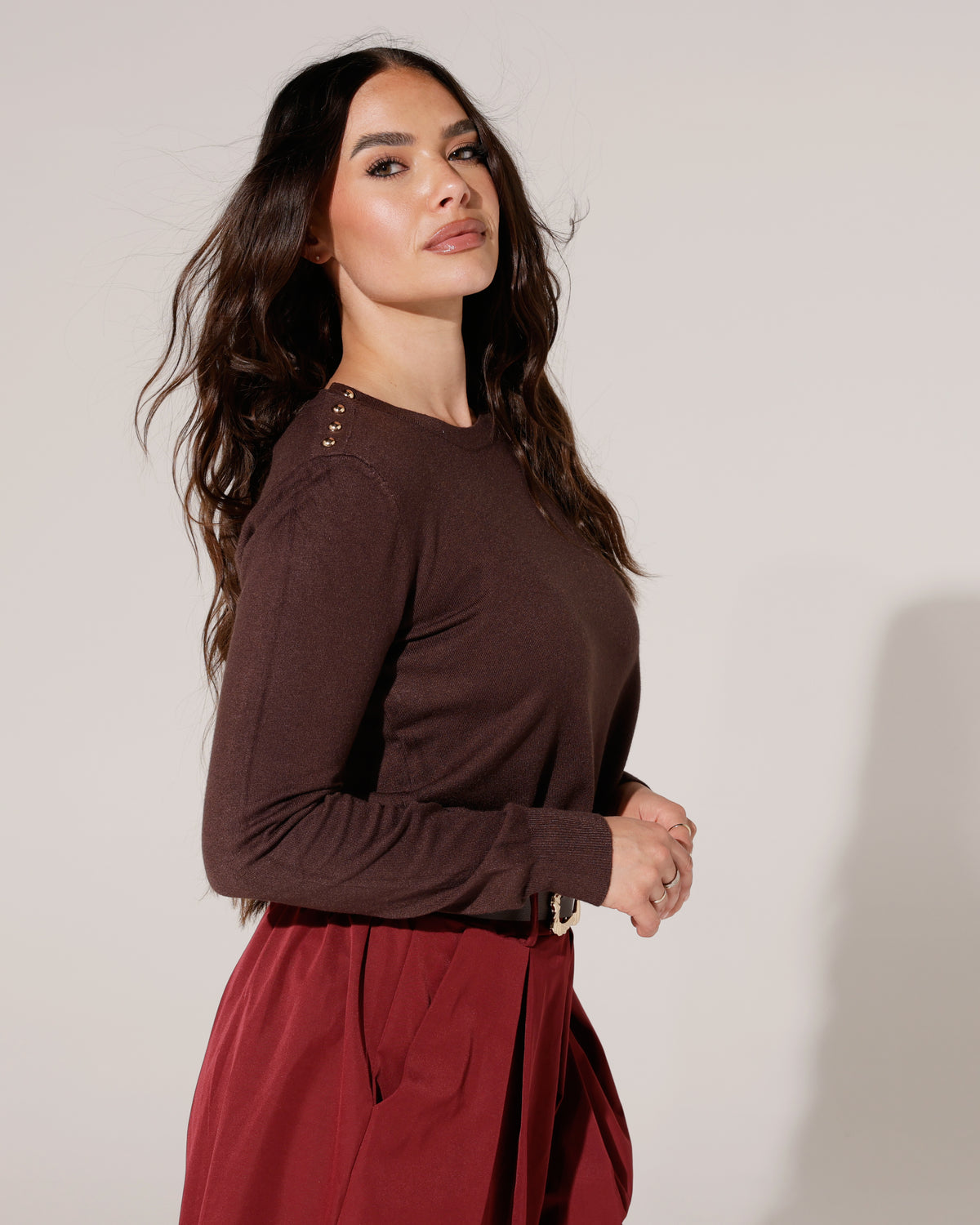 Top met goudkleurige studs Lize Donkerbruin