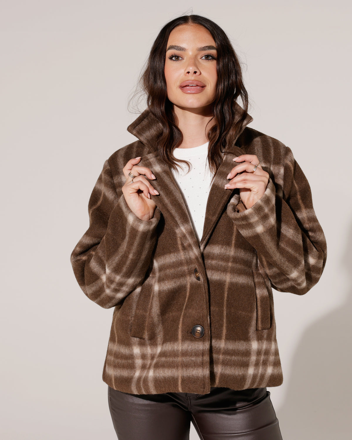 Geruite korte trenchcoat Melane Bruin