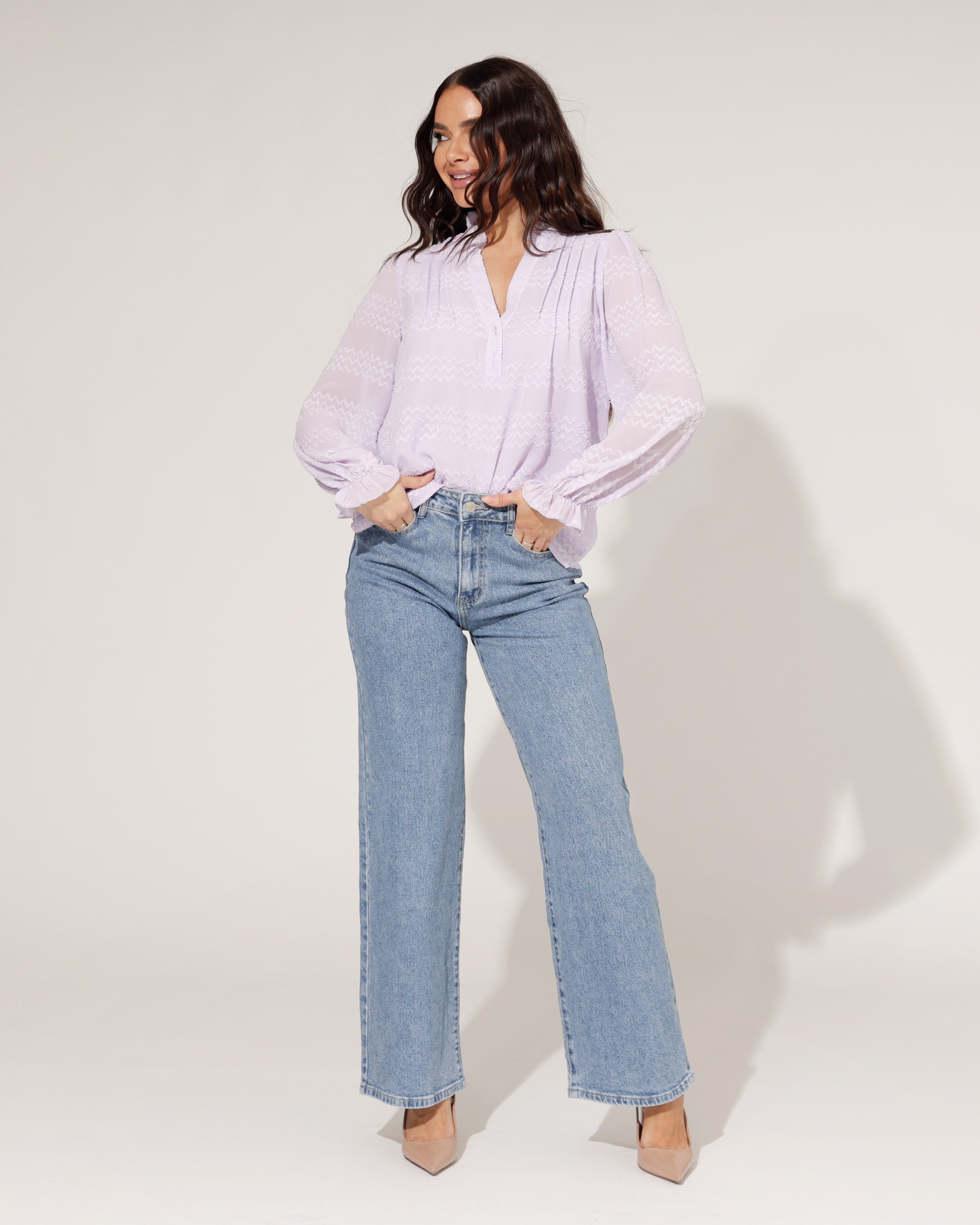 Stoere blauwe wide leg jeans dames Hello Miss - voorkant op model