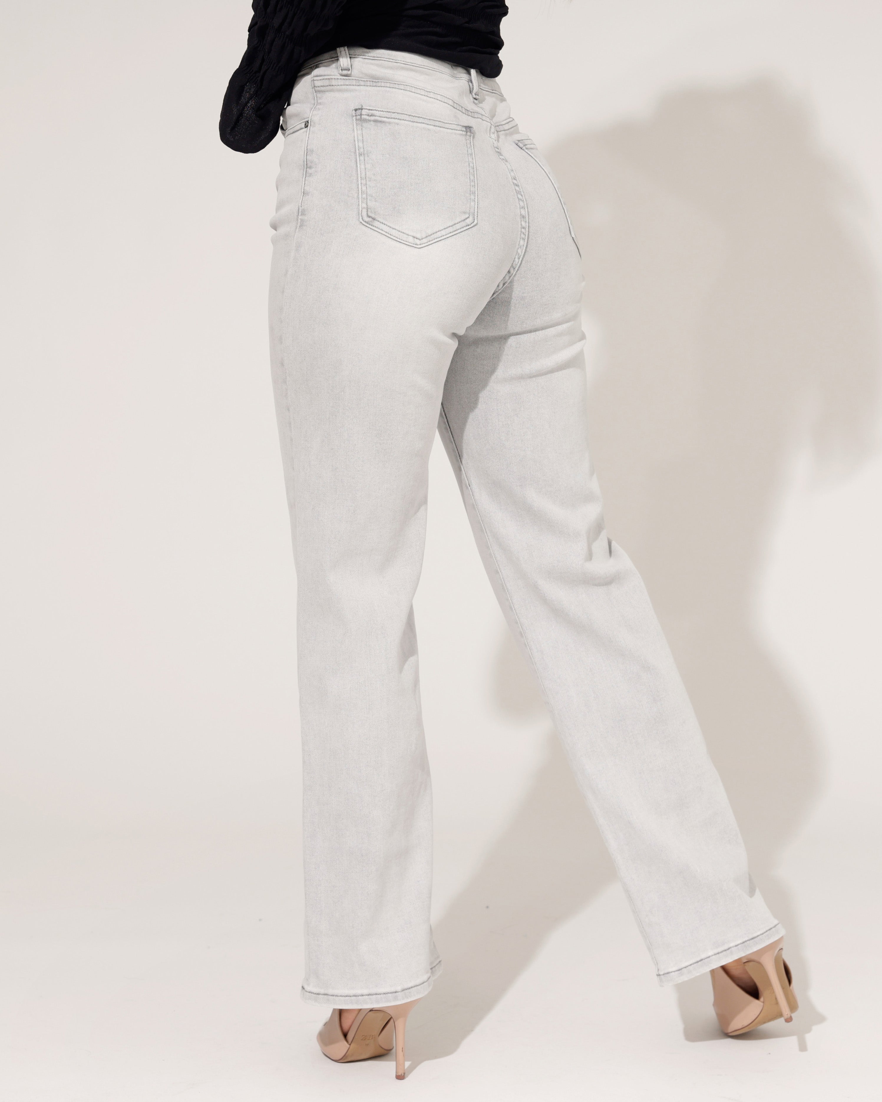 Lichtgrijze wide leg jeans dames met wijde pijpen Hello Miss - achterkant