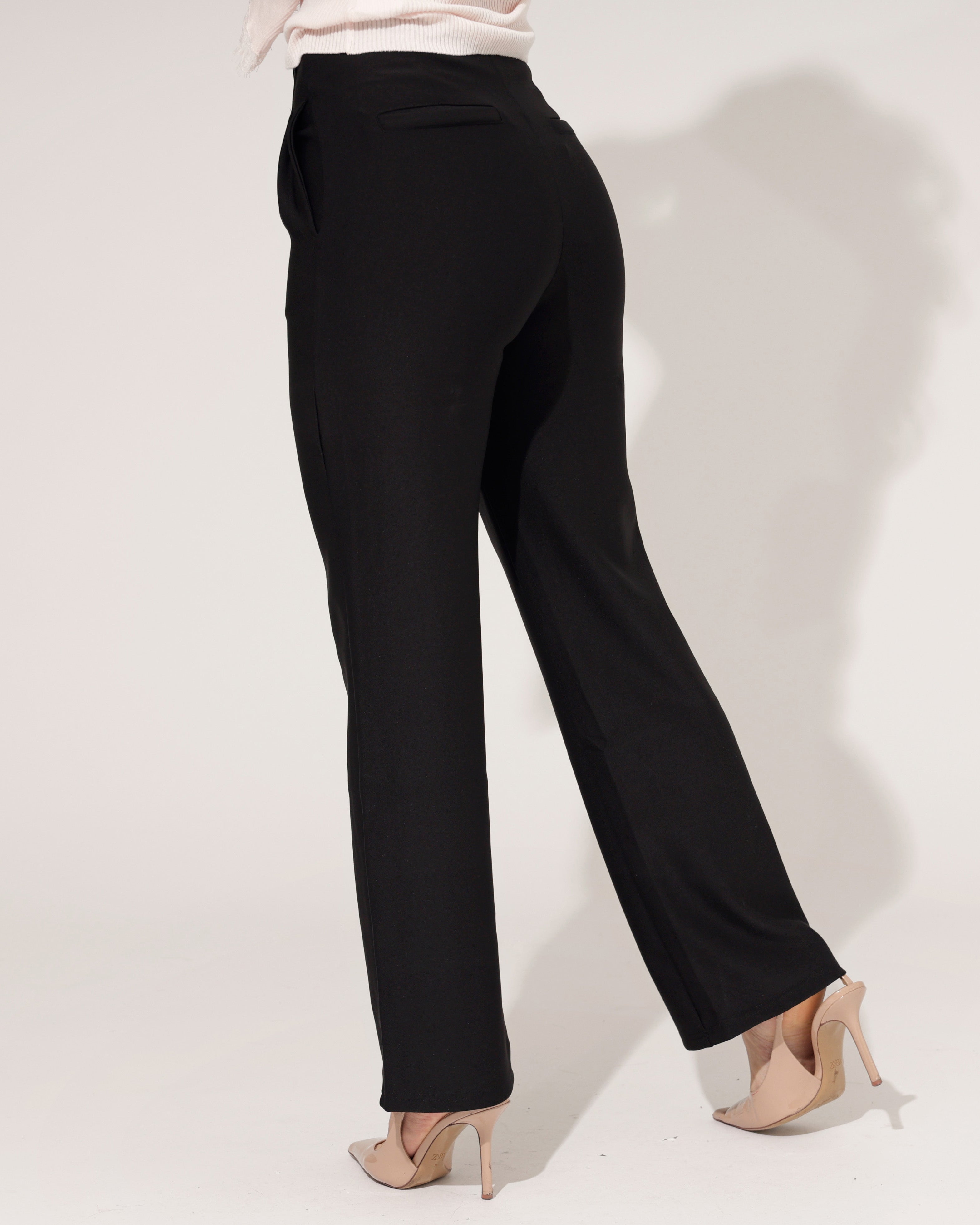 Zwarte broek met rechte pijpen en elastische tailleband, gedragen met hakken, premium kwaliteit damesbroek met steekzakken