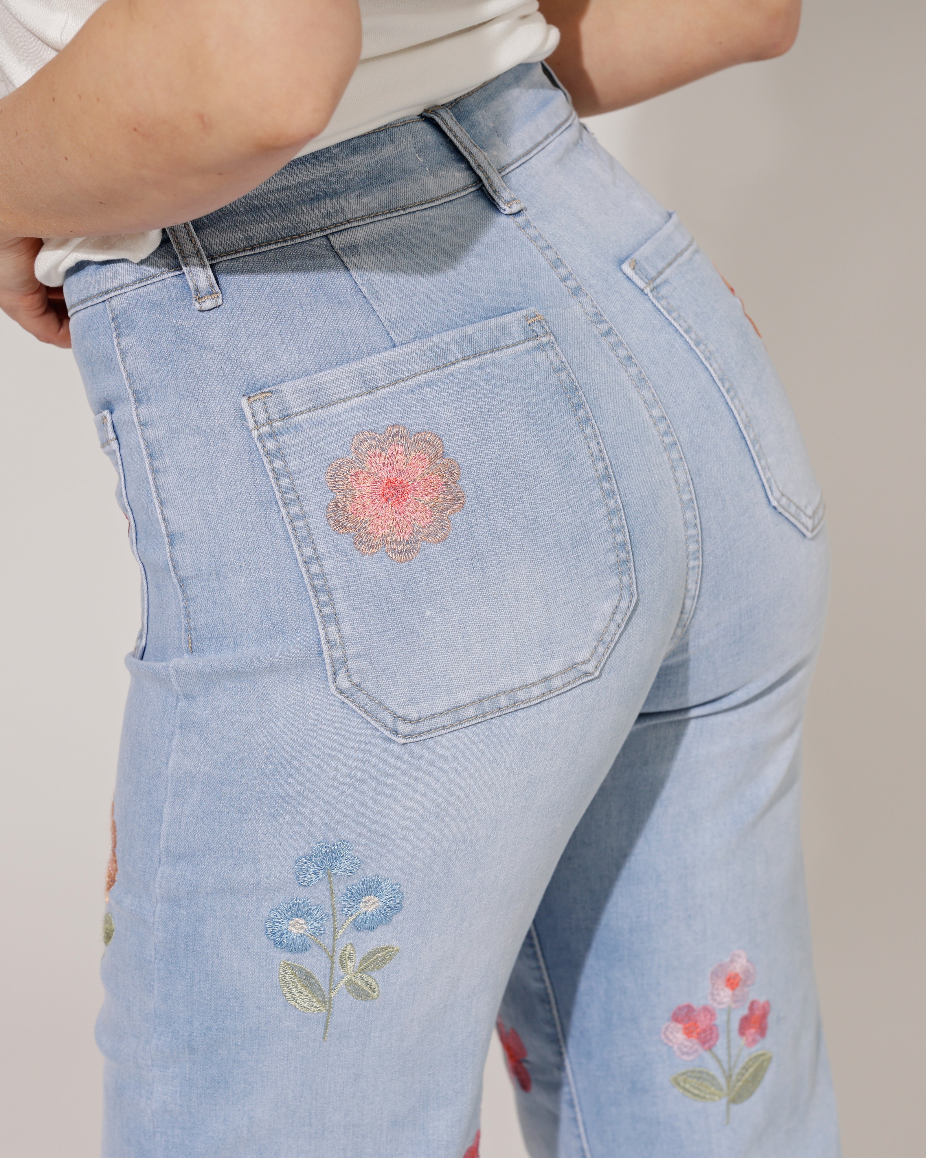 Maison Onado | Wide leg jeans met bloemen Bibi-N Lichtblauw