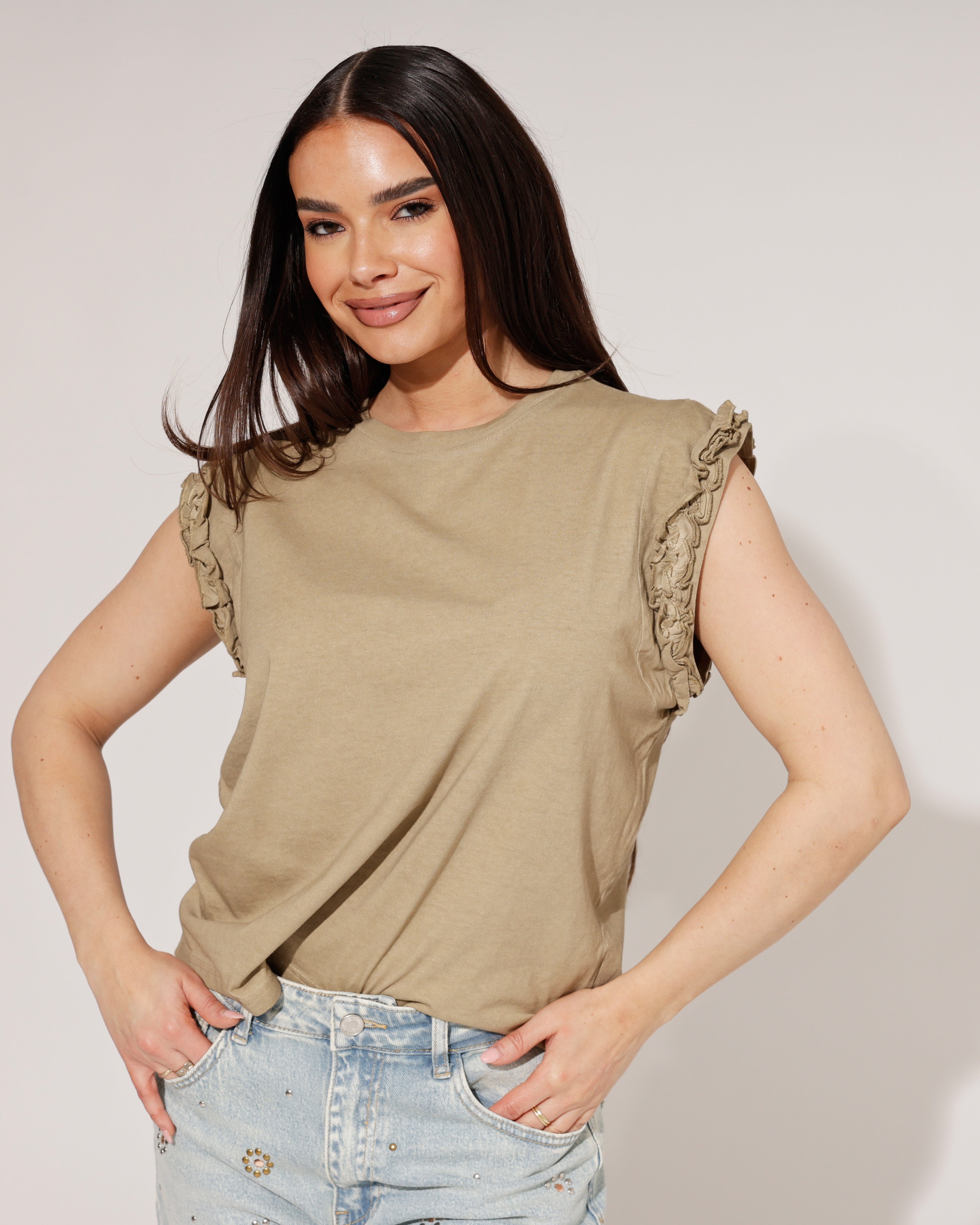 Mouwloze top met ruffle Hilley Bruin