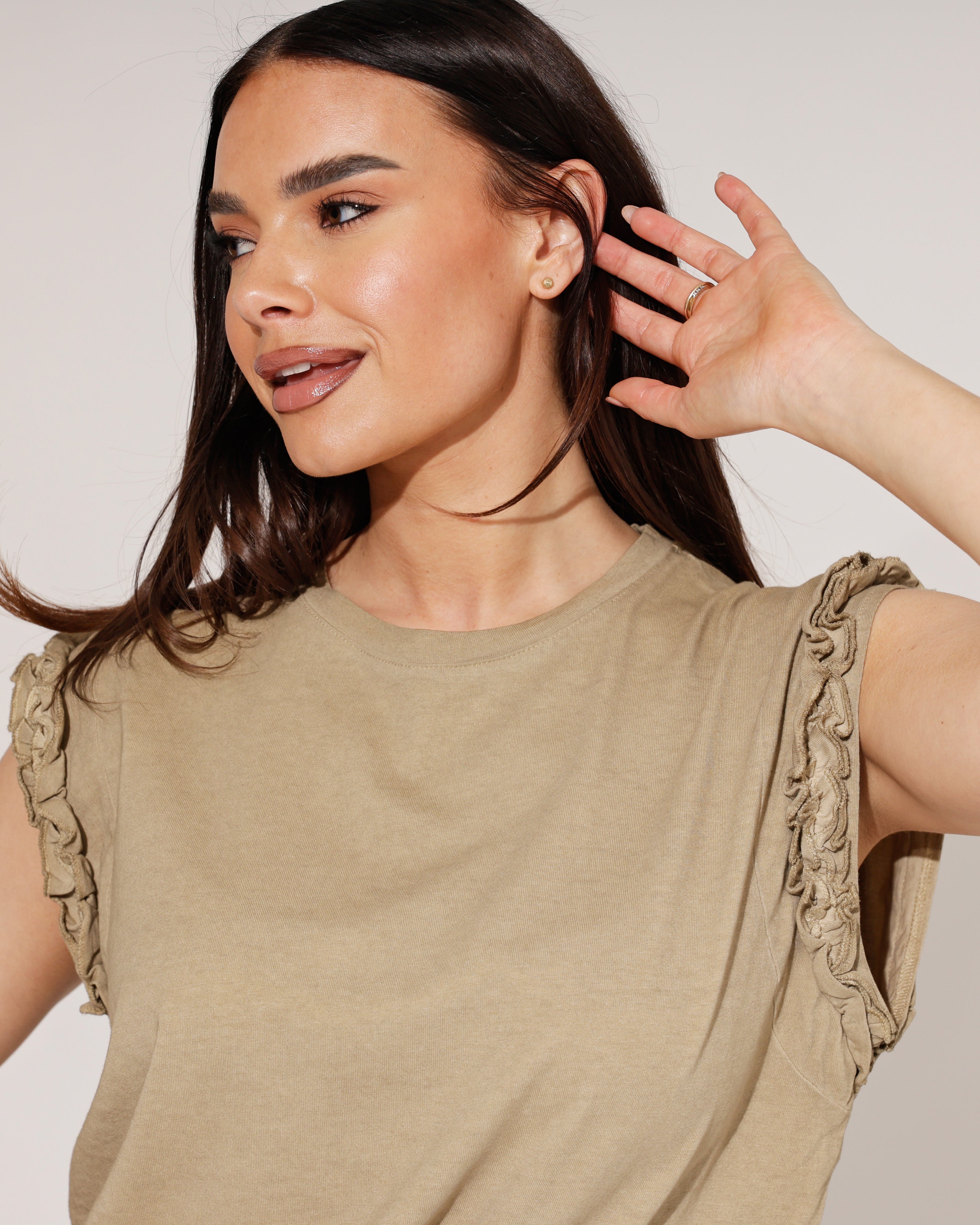 Mouwloze top met ruffle Hilley Bruin