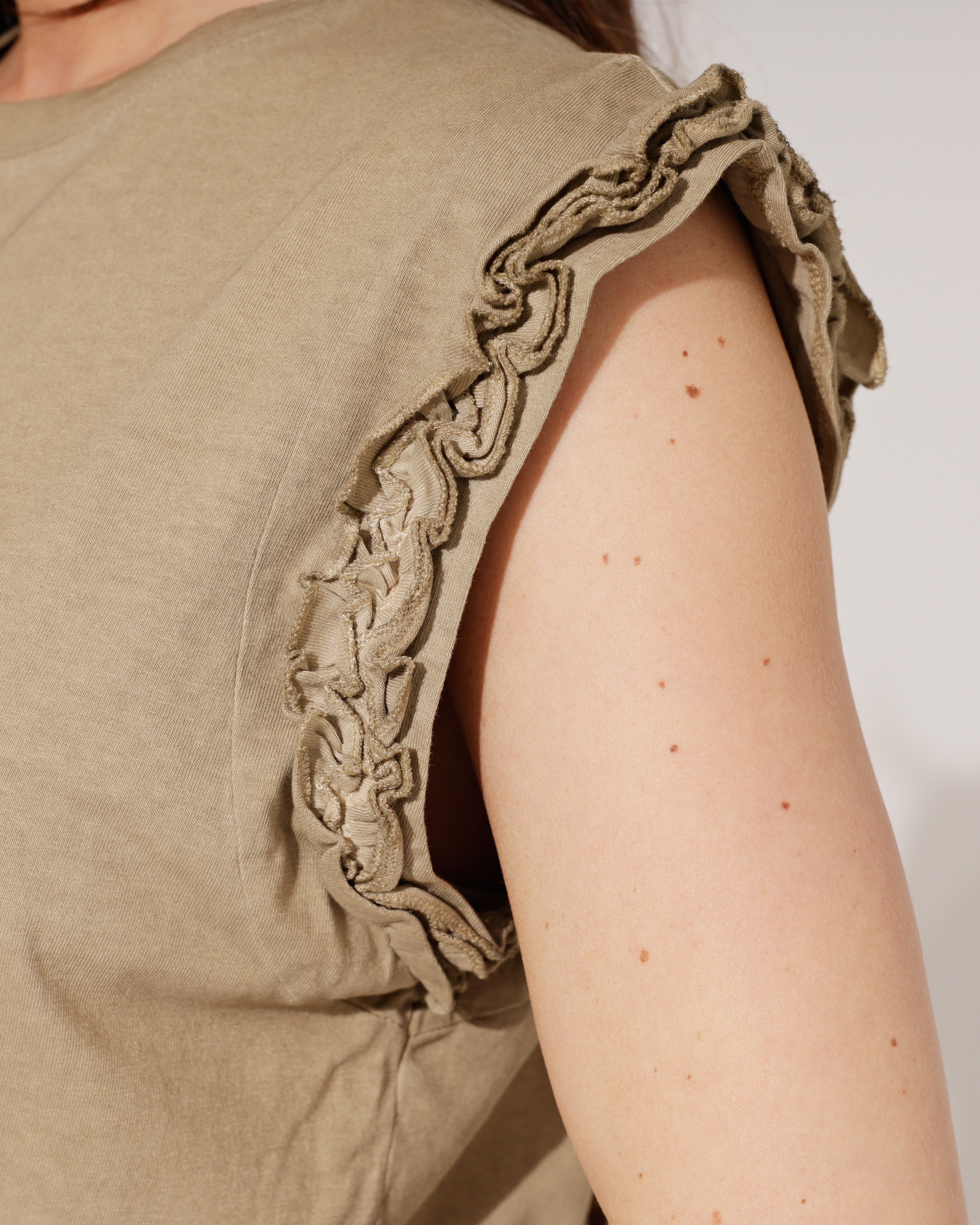 Mouwloze top met ruffle Hilley Bruin