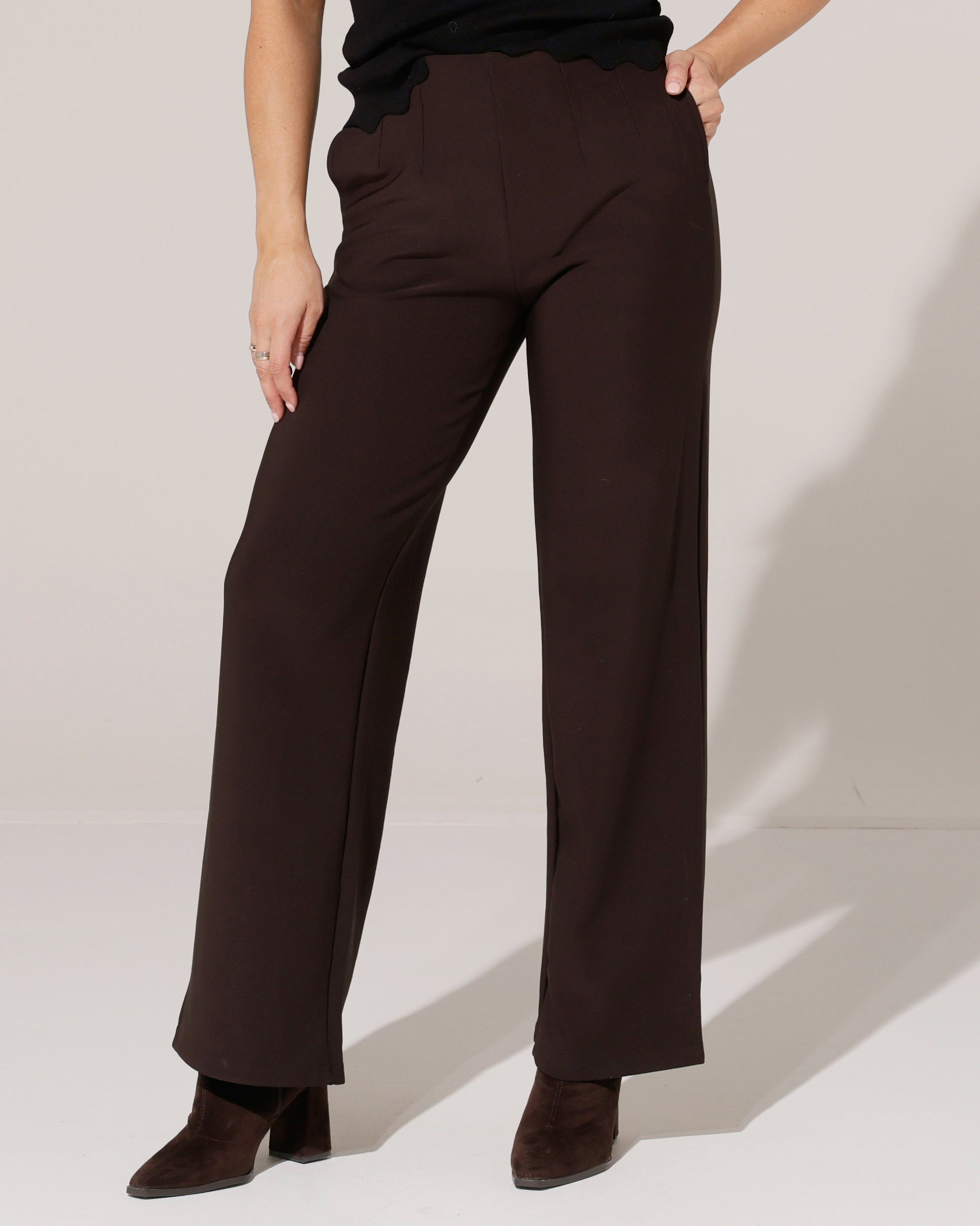 Wide leg pantalon van travelstof Molley Donkerbruin