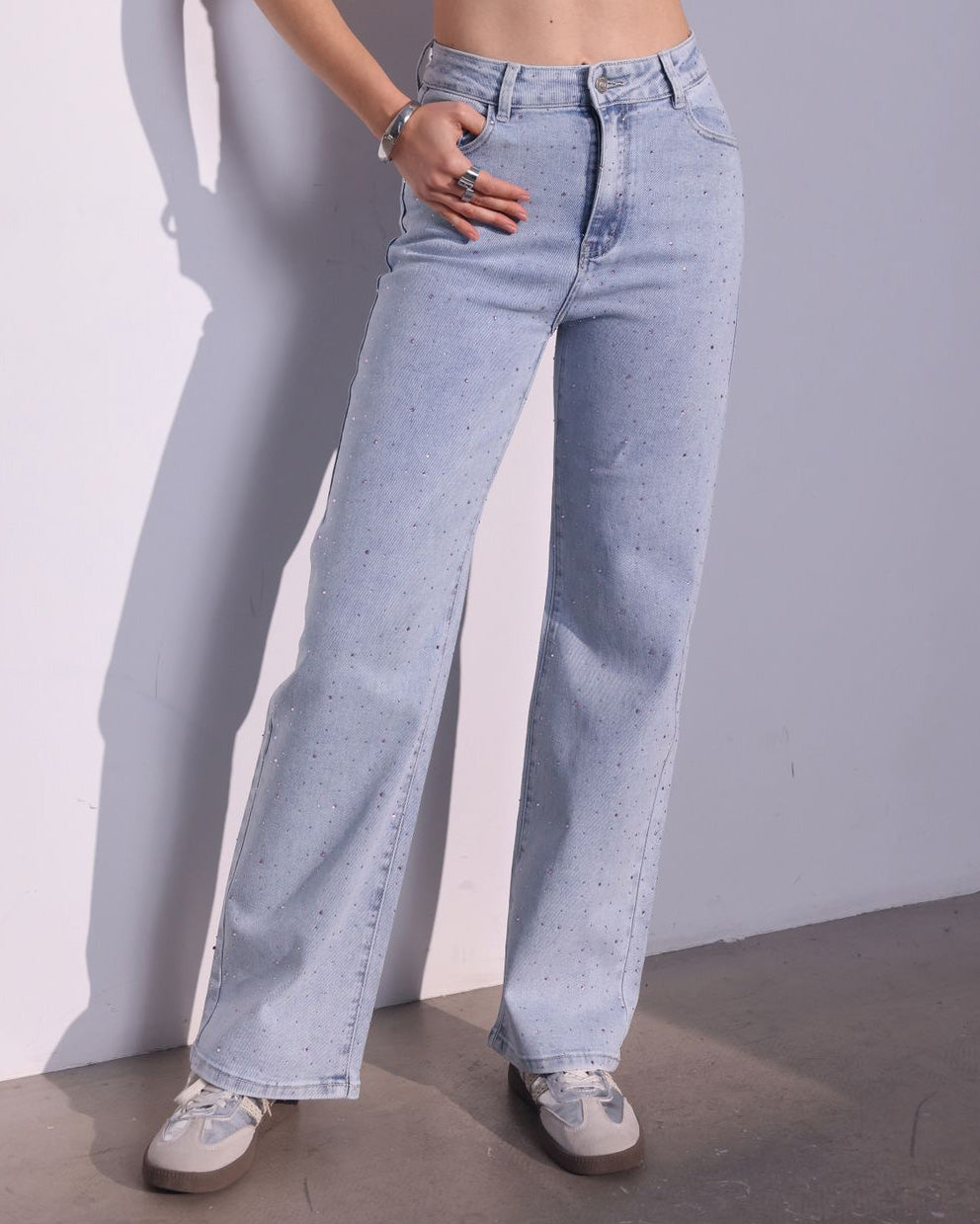 Hello Miss jeans lichtblauw wide leg fit met all over roze steentjes voor en achter