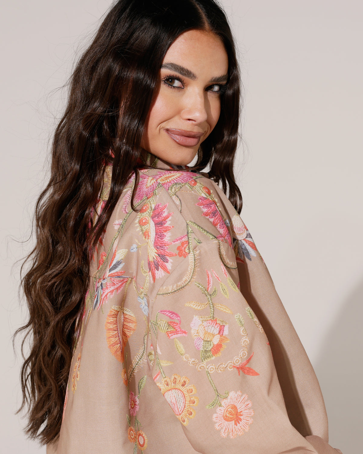 Blouse met geborduurde bloemen Lois in taupe, extra aanzicht 4