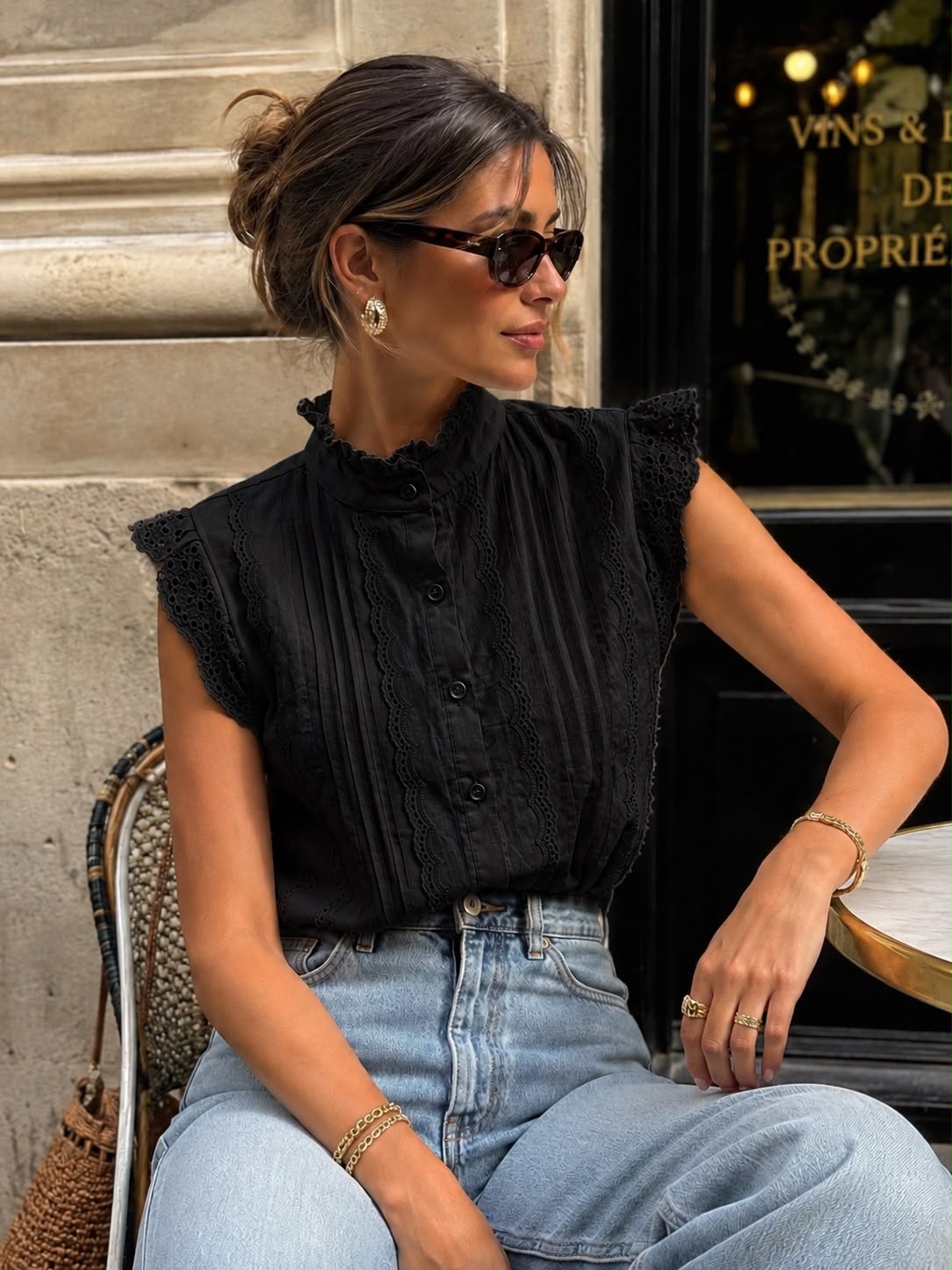 Zwarte mouwloze blouse met kant Nance gedragen met een lichtblauwe jeans