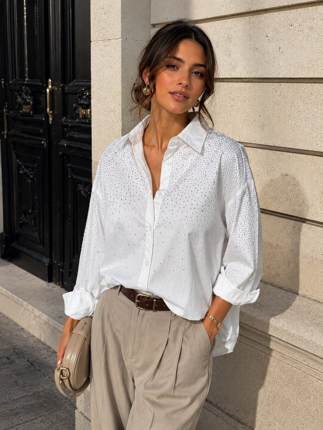 Witte blouse Yazz met all-over strass en klassieke kraag