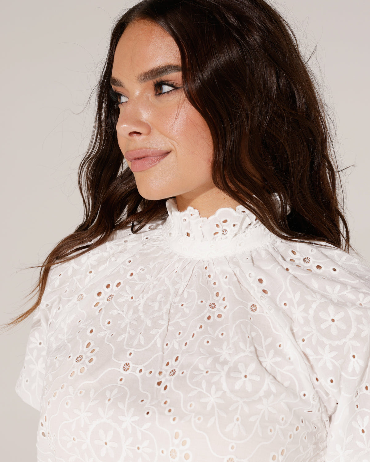 Broderie blouse opstaande kraag Bente in wit, extra aanzicht 2