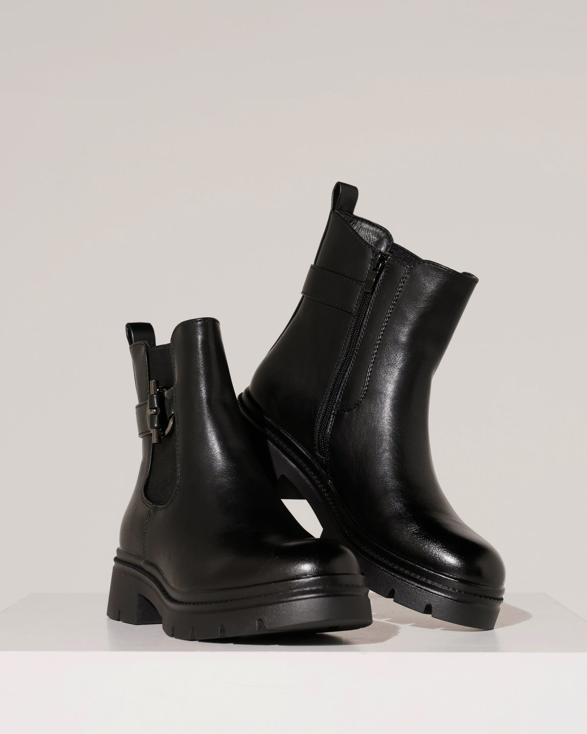 Chelsea boot met gesp Mika in zwart, extra aanzicht 2