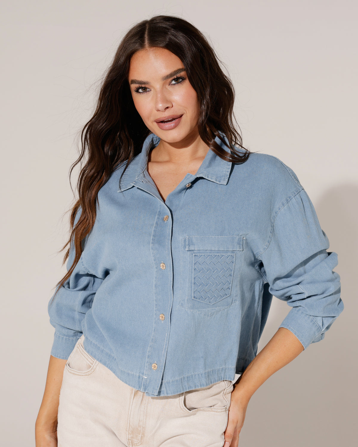 Denim look blouse met borstzak Ivy in lichtblauw