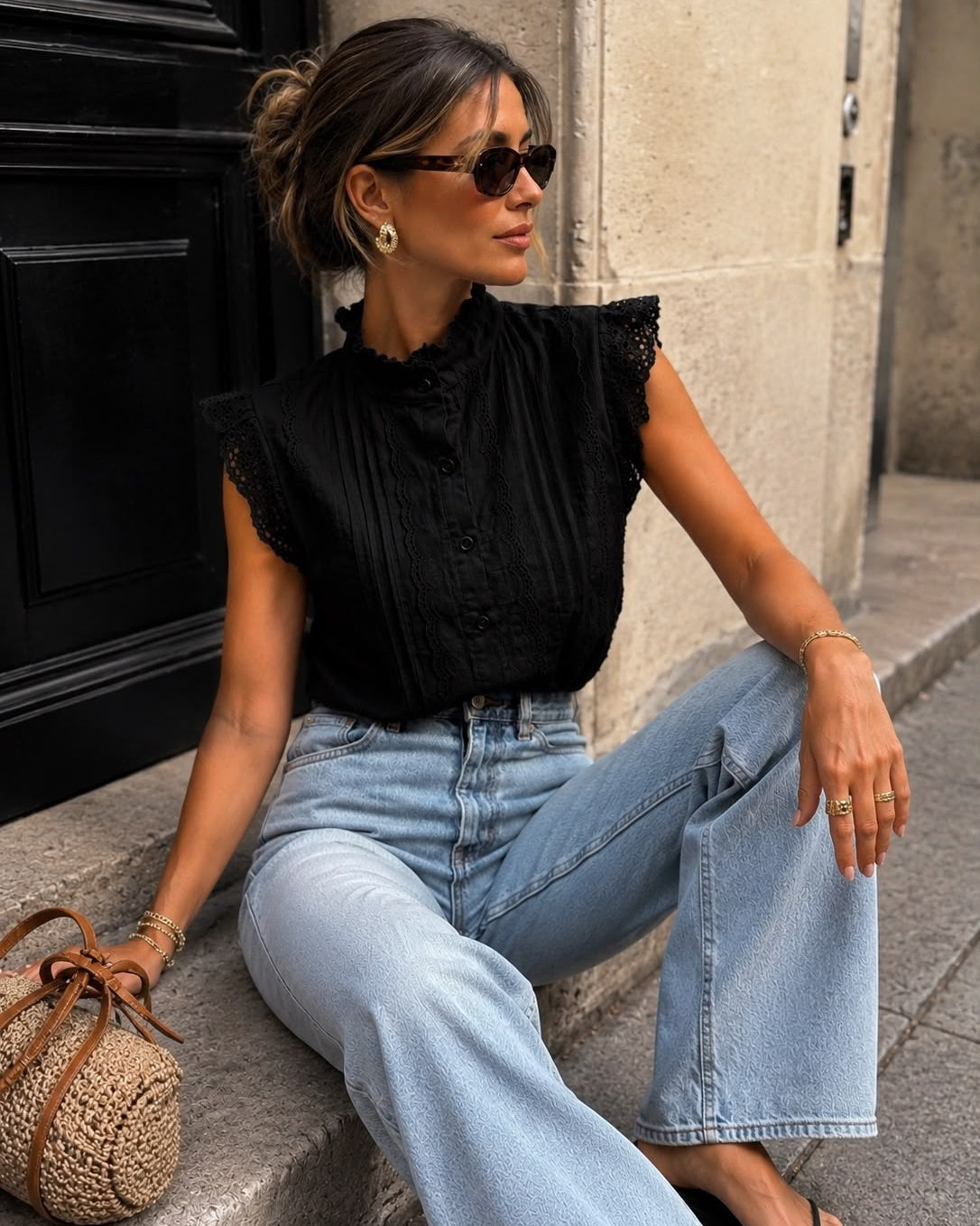 Detail van zwarte blouse met kant Nance met ruffle hals en kanten afwerking