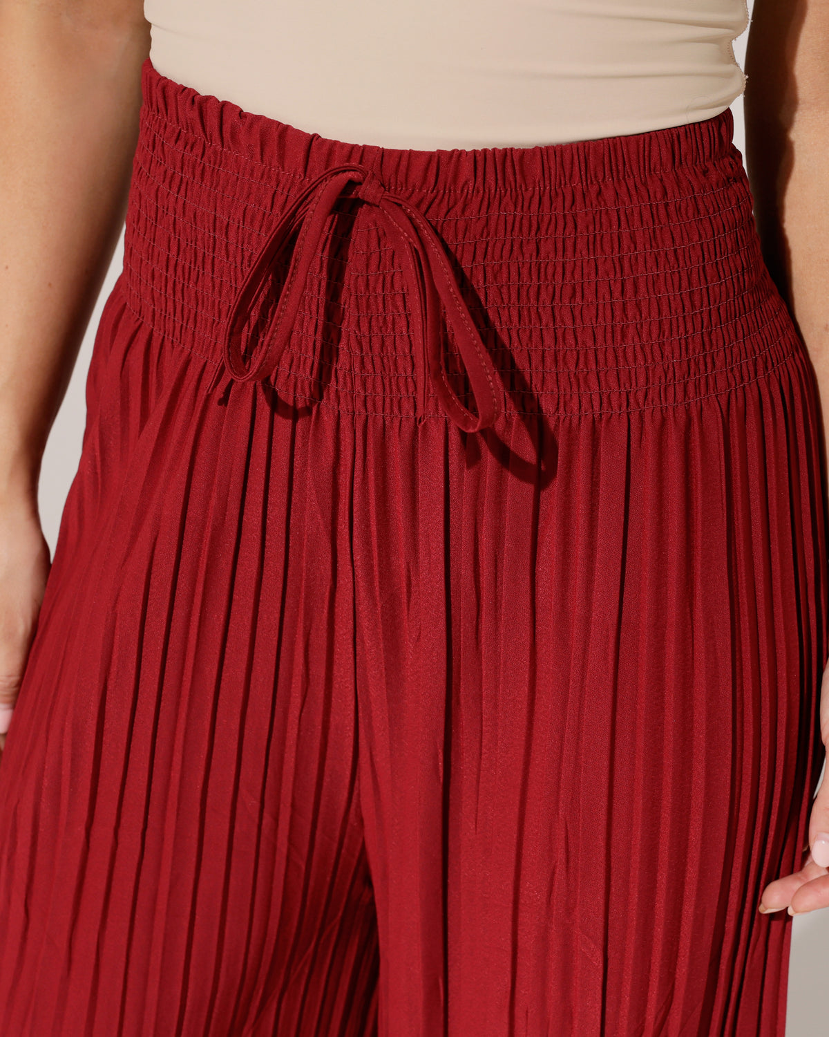 Plisse broek Kyara in bordeaux, extra aanzicht 2