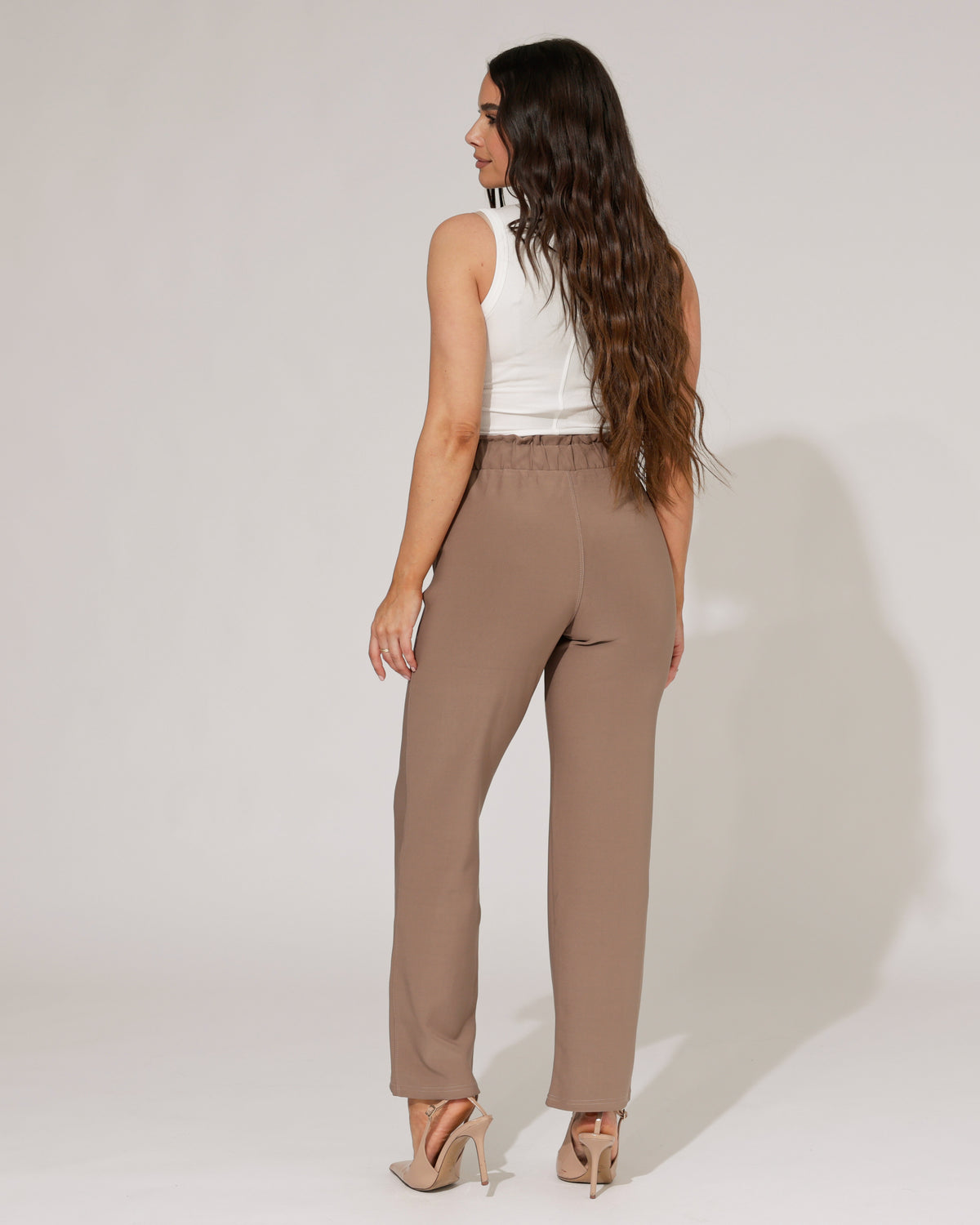 Rechte travelstof broek Zaza in taupe, extra aanzicht 3