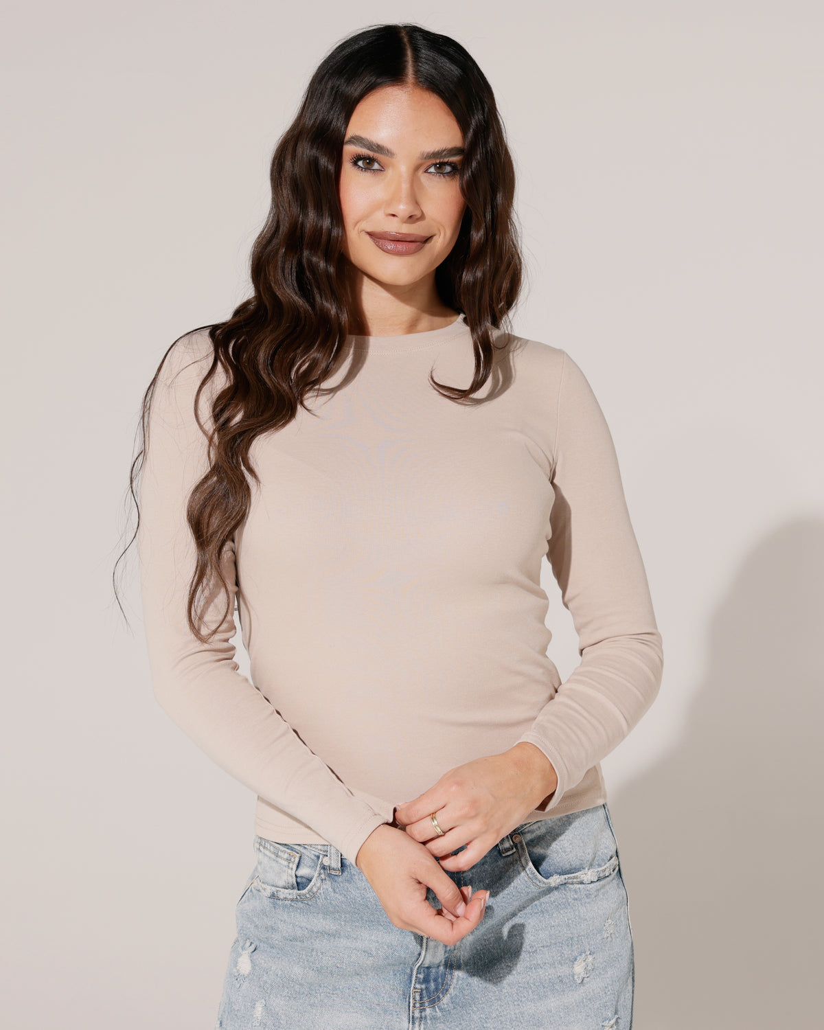 Ronde hals top lange mouwen Evi in beige, extra aanzicht 3