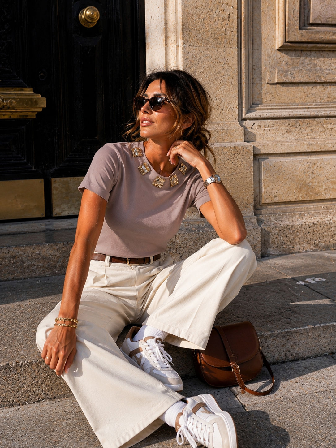 T-shirt met gouden ornamenten Bibi in taupe, extra aanzicht 2