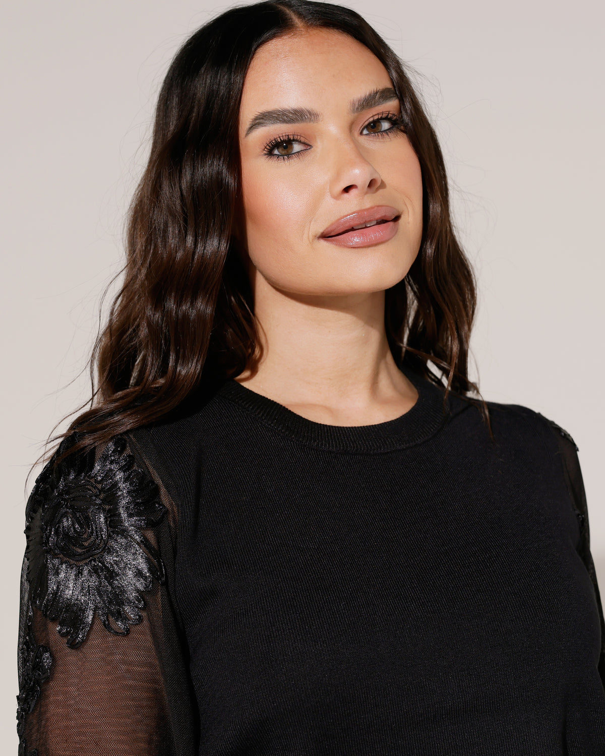 Top met voile mouwen Lela in zwart, extra aanzicht 4