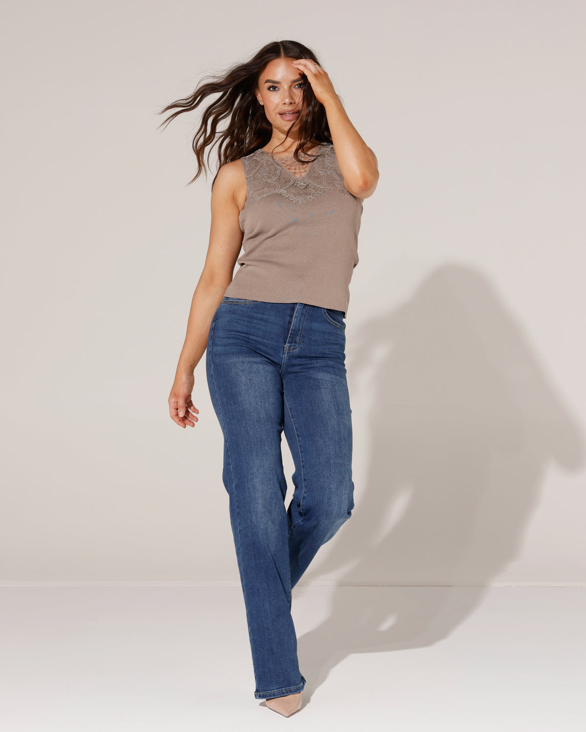 Top Rosalie in taupe, extra aanzicht 4