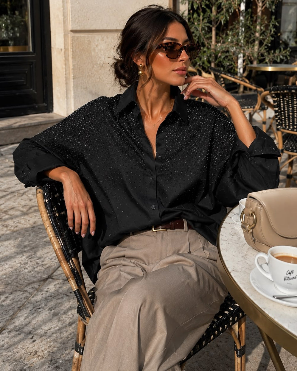 Zwarte blouse met strass Yazz gecombineerd met beige pantalon