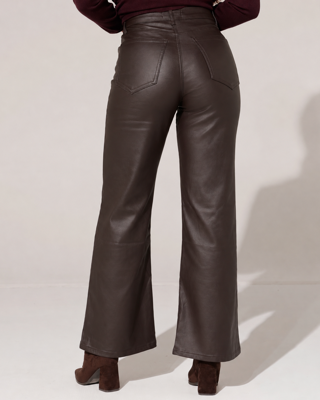 Ana & Lucy | Leatherlook wide leg broek Corinne Donkerbruin