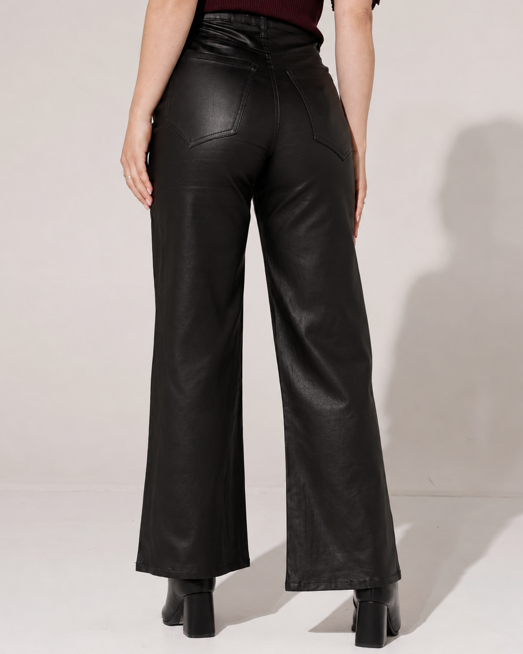 Ana & Lucy | Leatherlook wide leg broek Corinne Zwart
