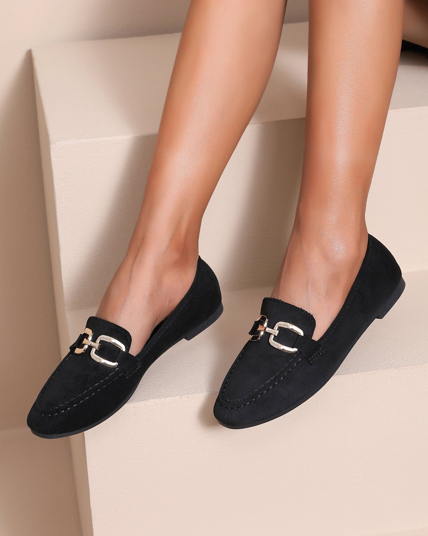 Loafer met goudkleurige gesp Yara Zwart