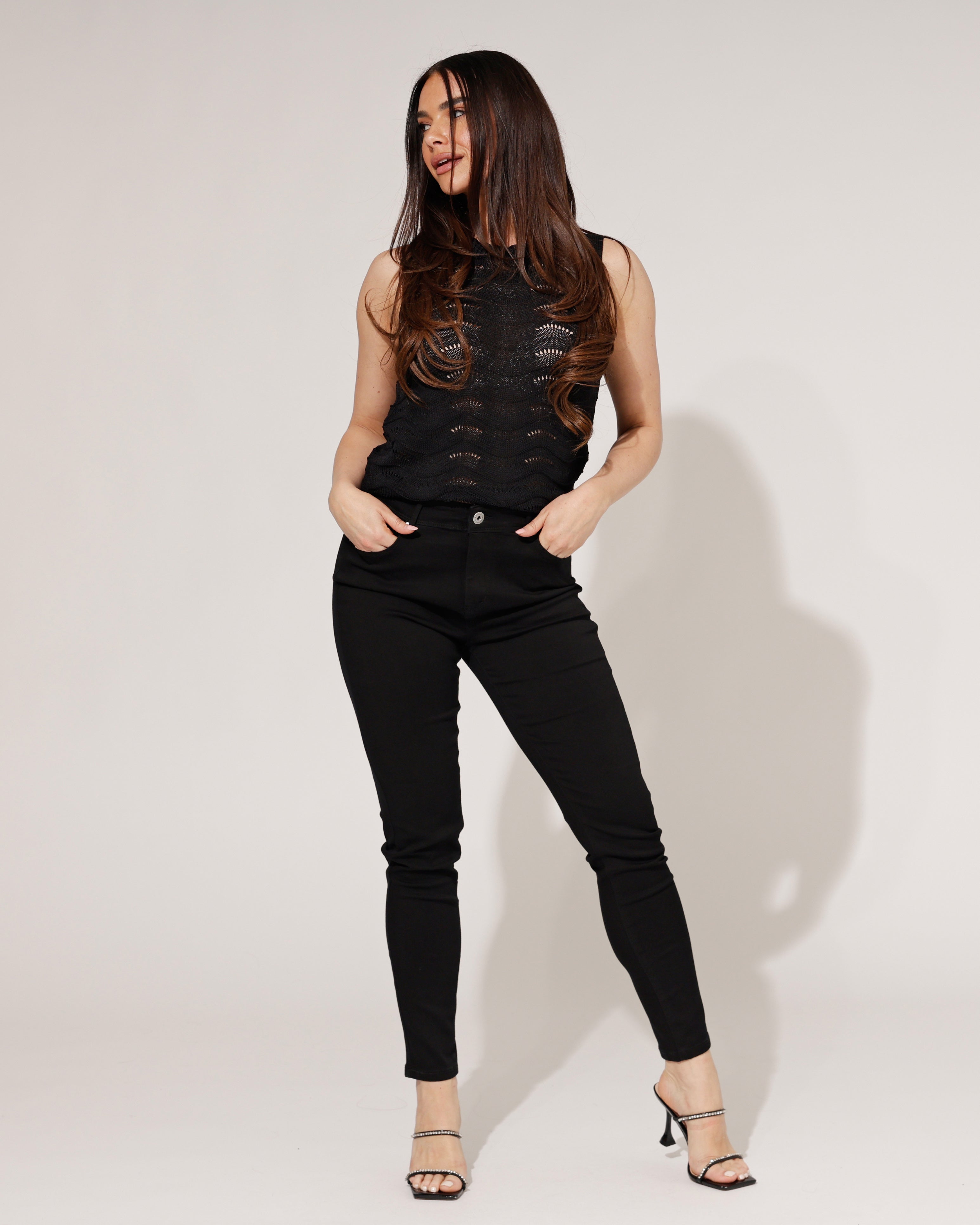 Model in Goodies Lou-1 zwarte high-waist skinny jeans