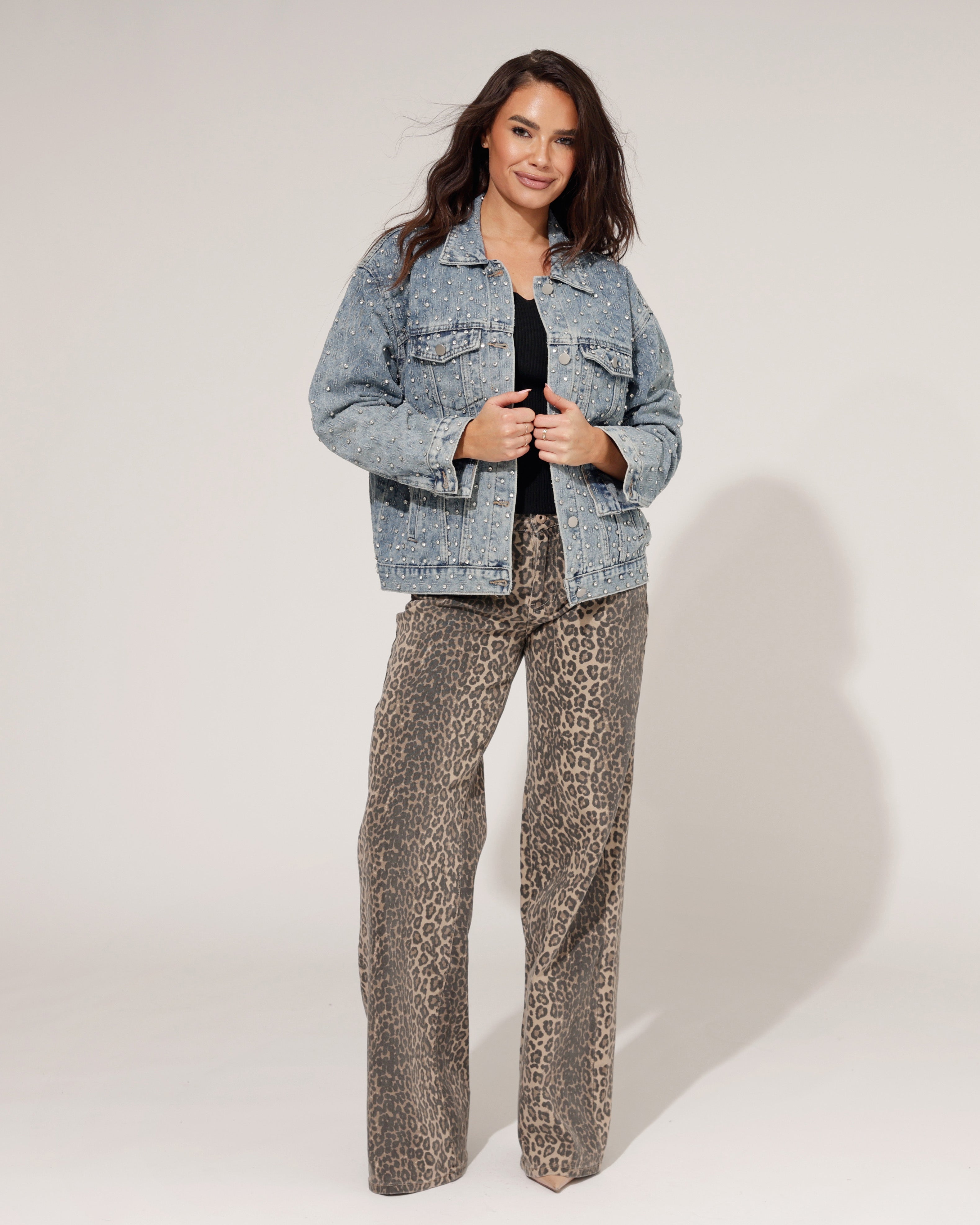 Straight jeans panterprint gecombineerd met denim jacket