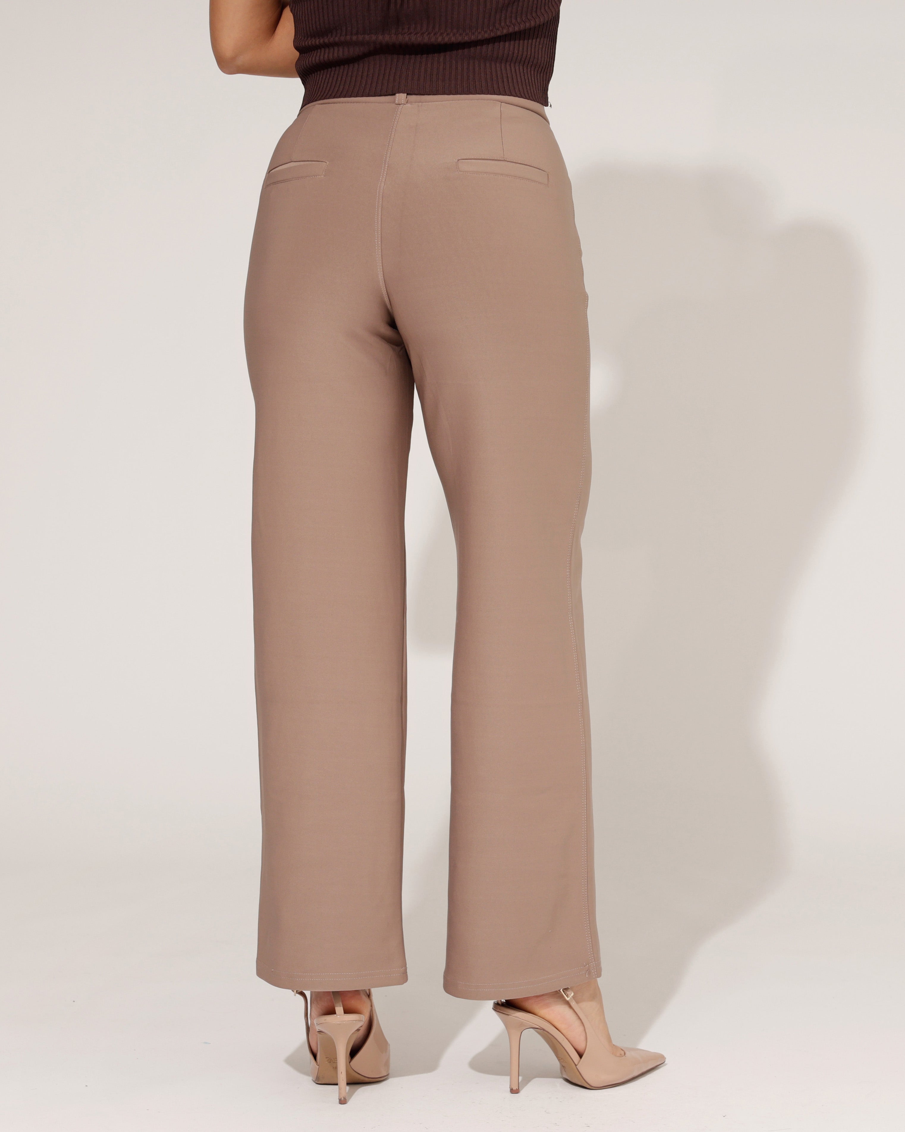 Wijde broek dames taupe met steekzakken en rechte pijpen - achterkant