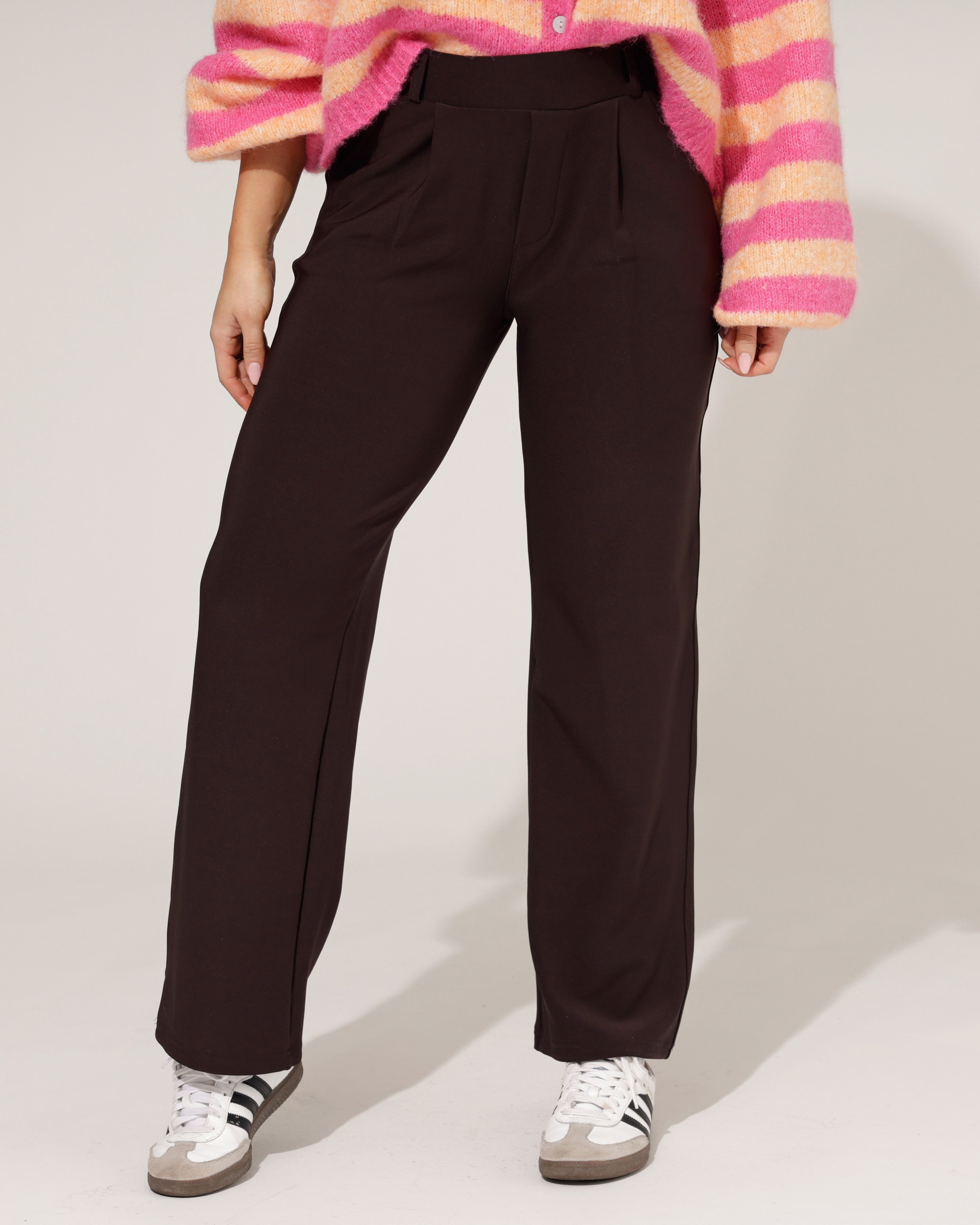 Wide leg broek dames bruin met elastische tailleband en steekzakken - voorkant 