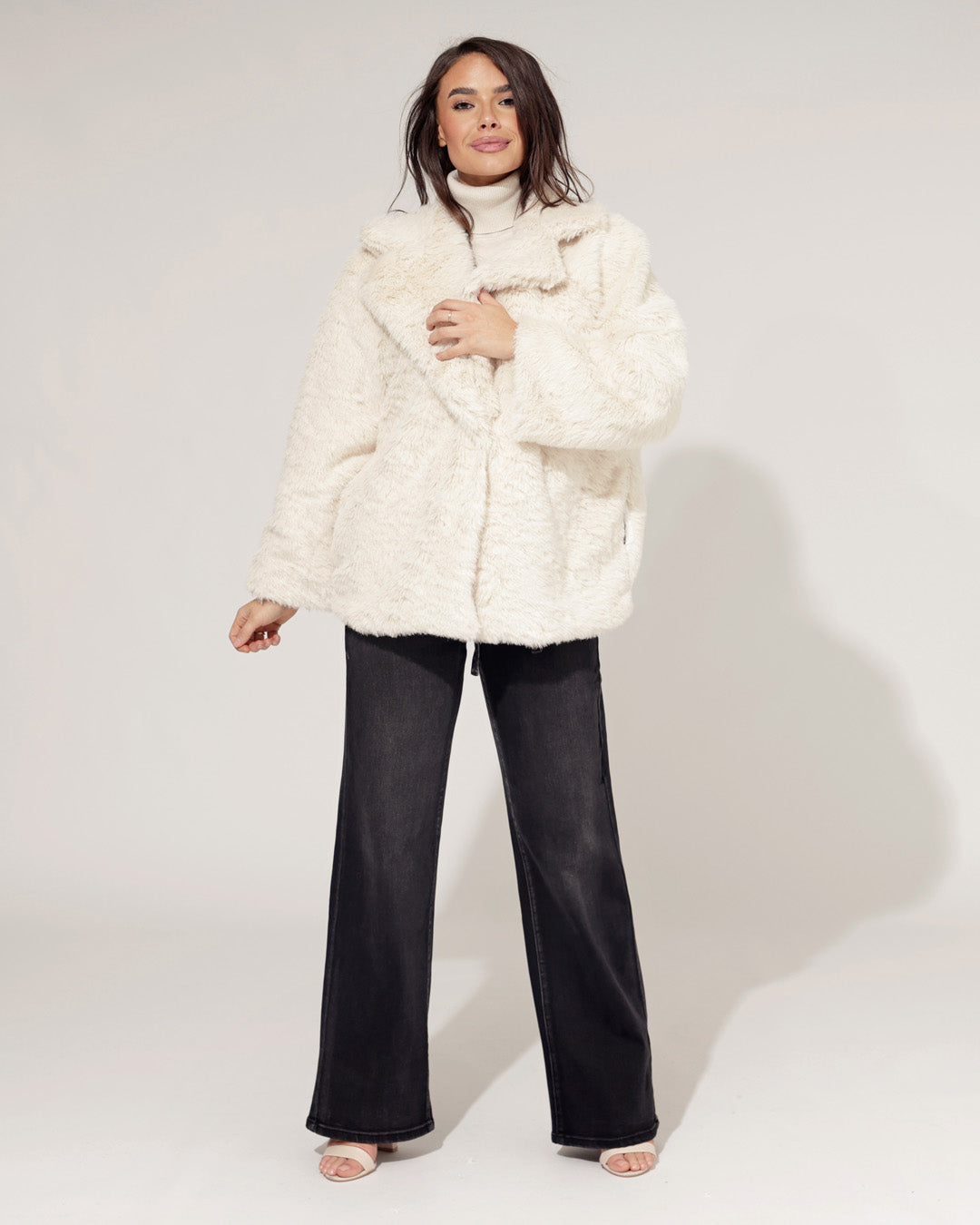 Fake fur jas Noor Roomwit