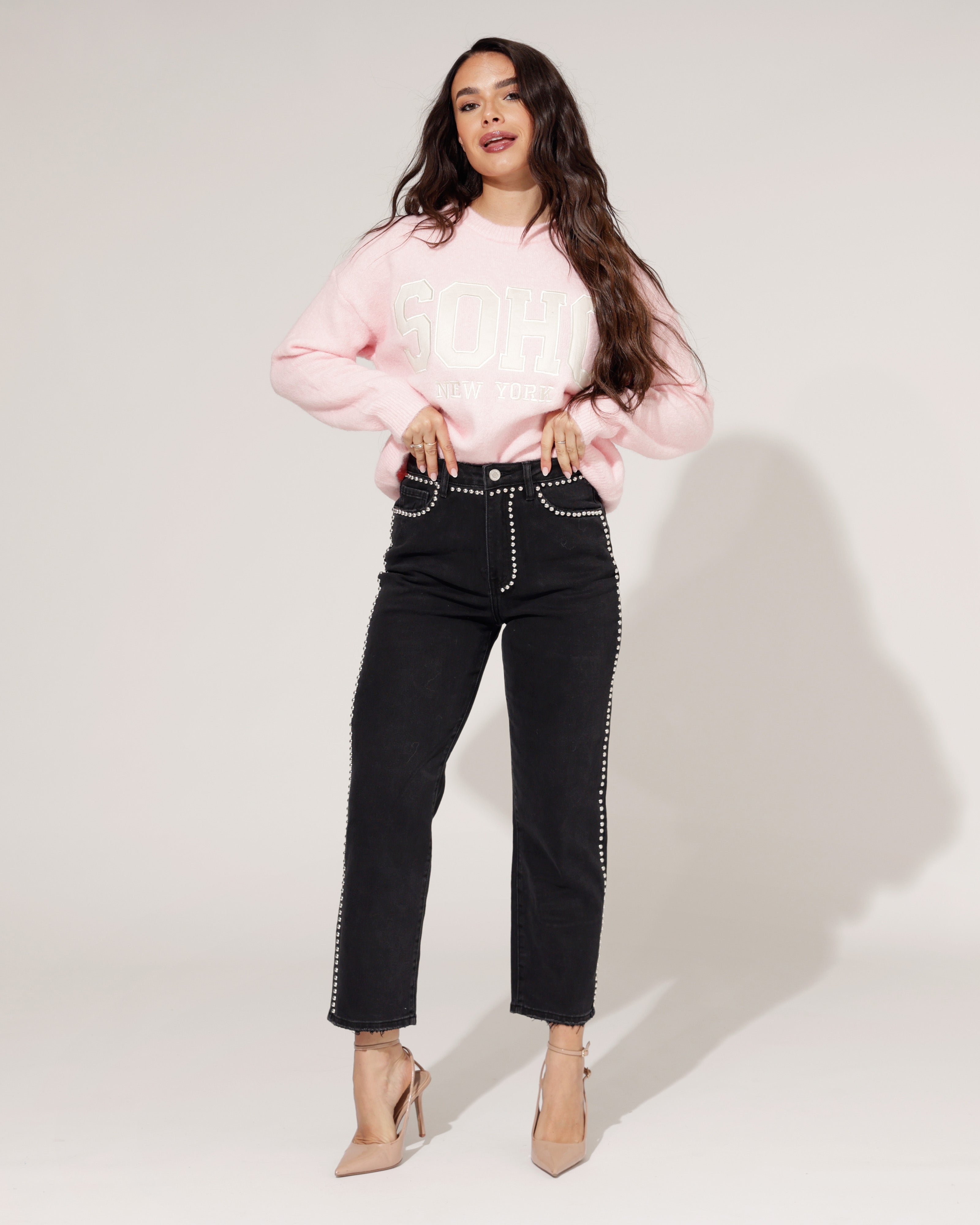 Queen Hearts mom jeans Fenna zwart met studs voorkant