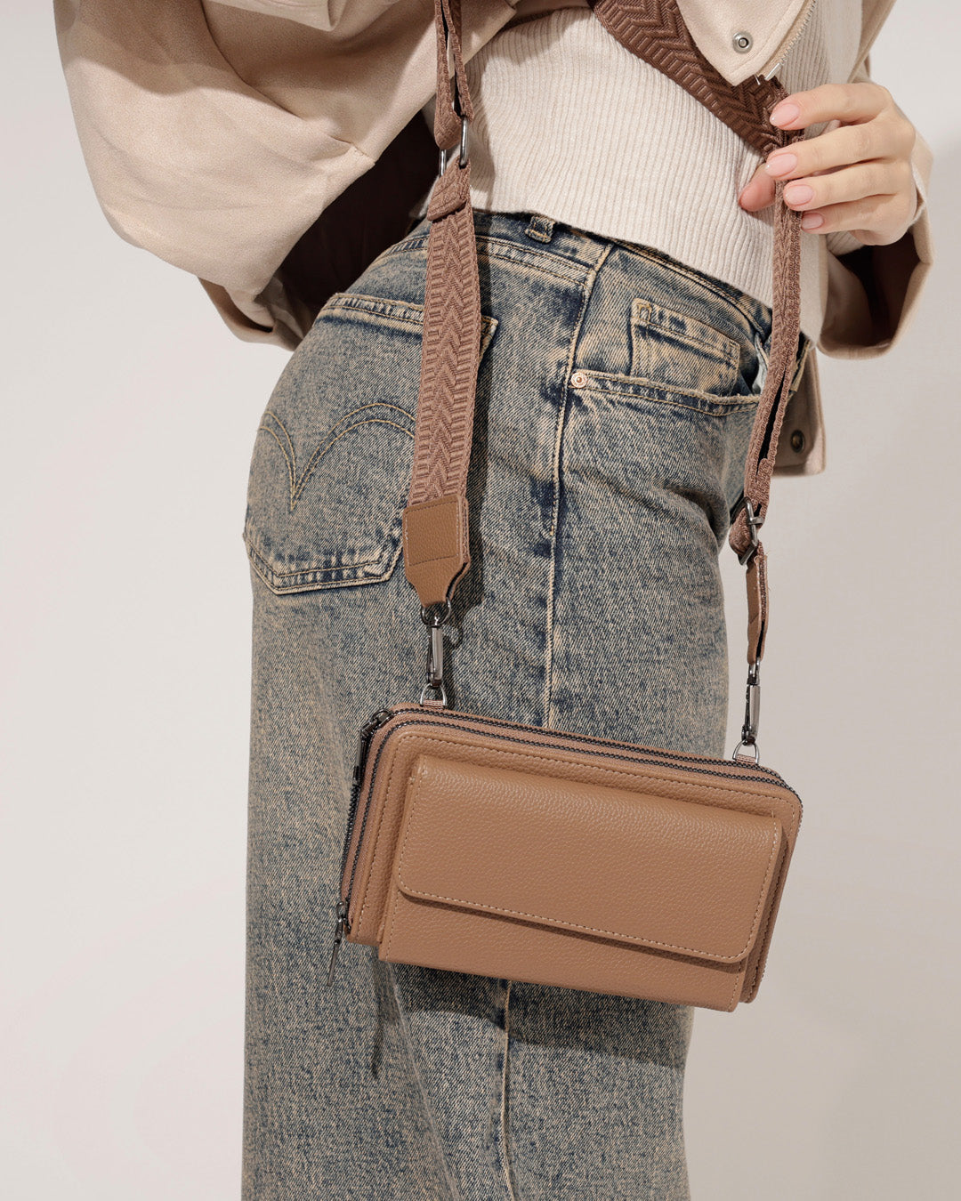 Schouder- telefoontas Nance Bruin