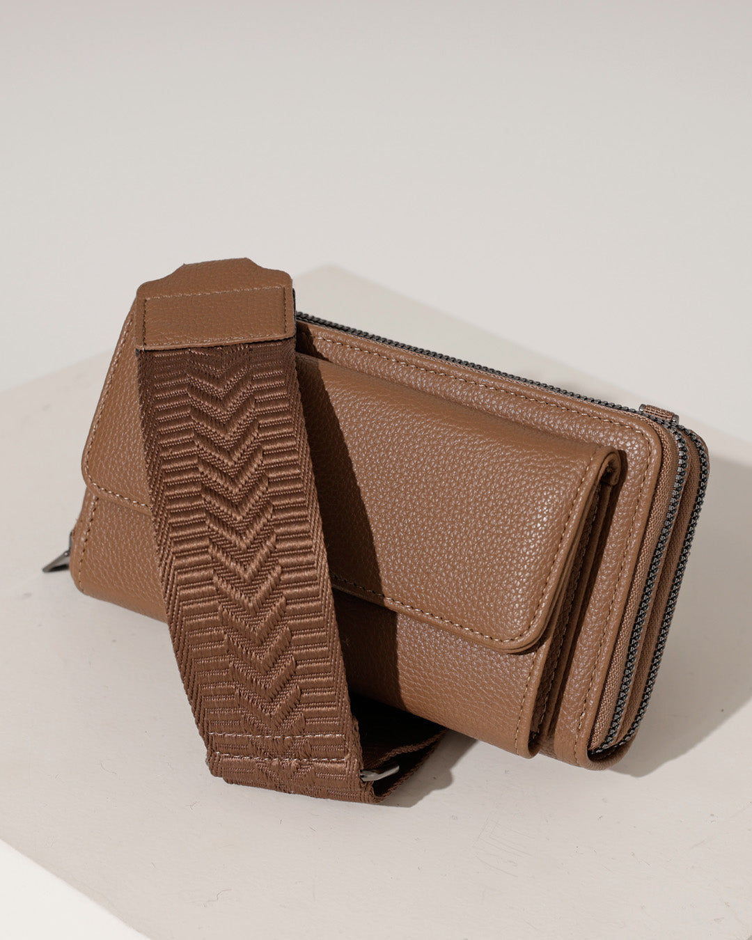 Schouder- telefoontas Nance Bruin